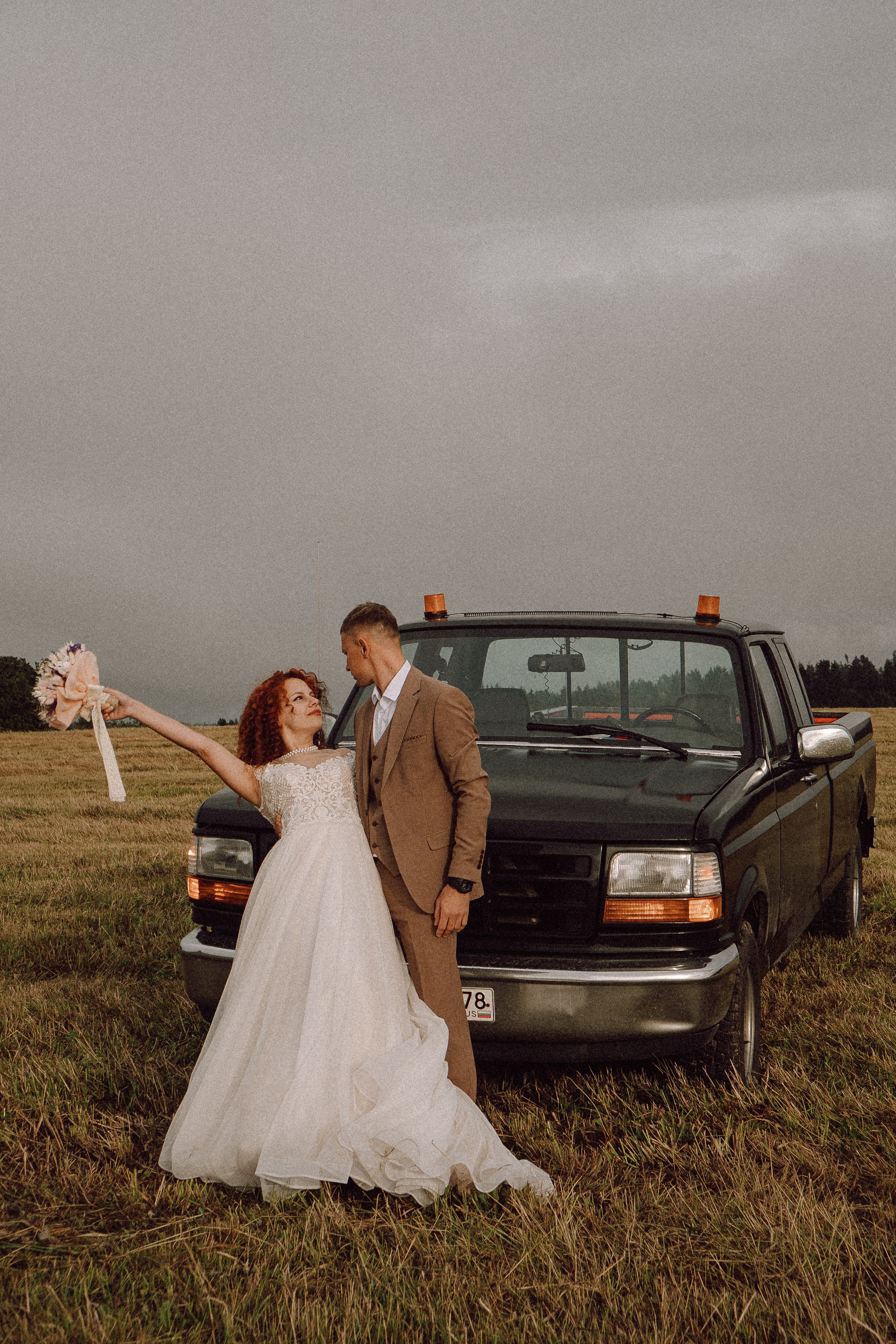 СВАДЕБНАЯ ФОТОСЕССИИЯ ПАРЫ В ГОРОДЕ ПРИОЗЕРСК В СОСНОВОМ ЛЕСУ И С ПИКАПОМ. Профессиональный фотограф, Санкт-Петербург — Виктория Богомолова