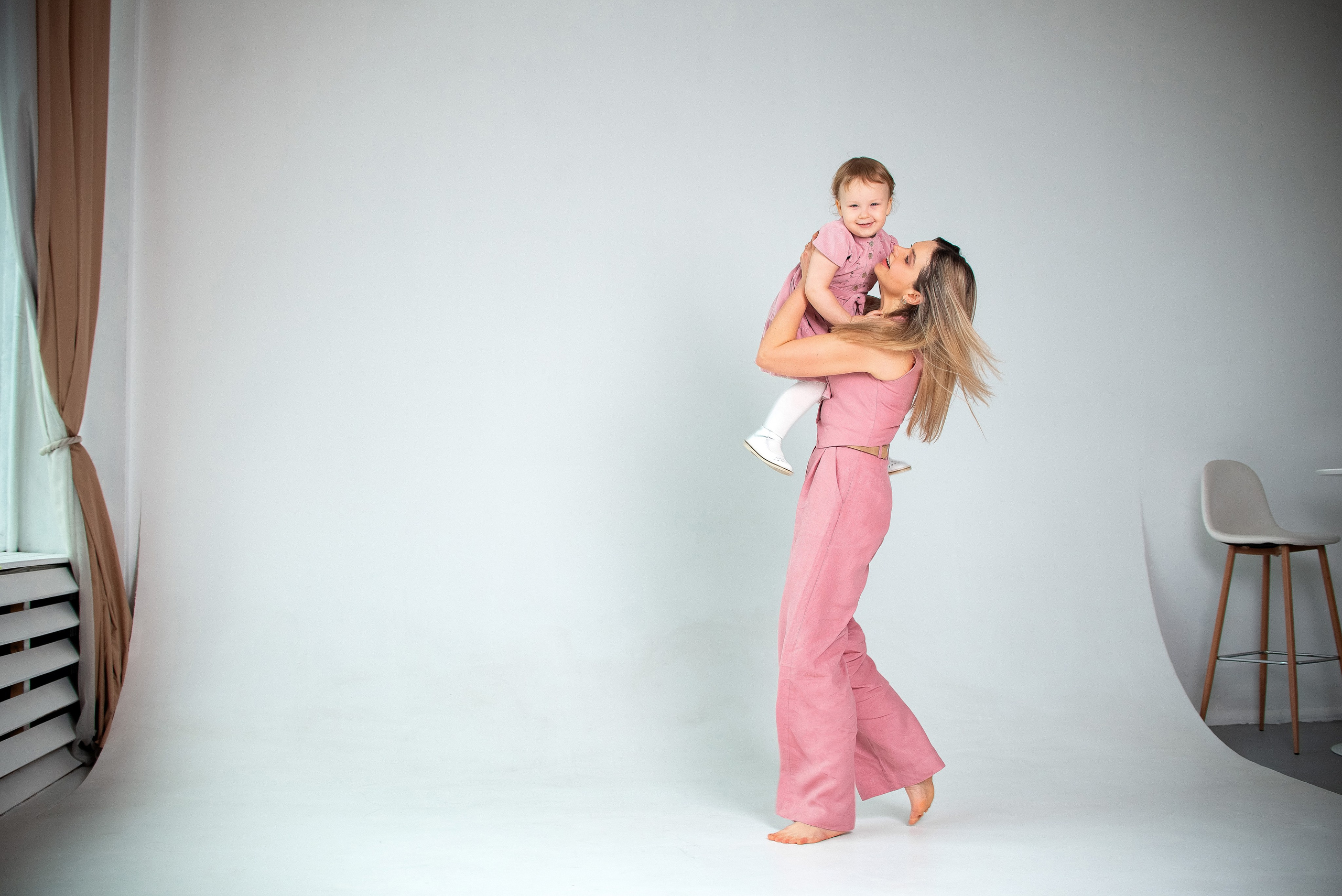 Мама+дочка в студии. Семейный фотограф на выписку из роддома и крещение Минск Настя Гришук