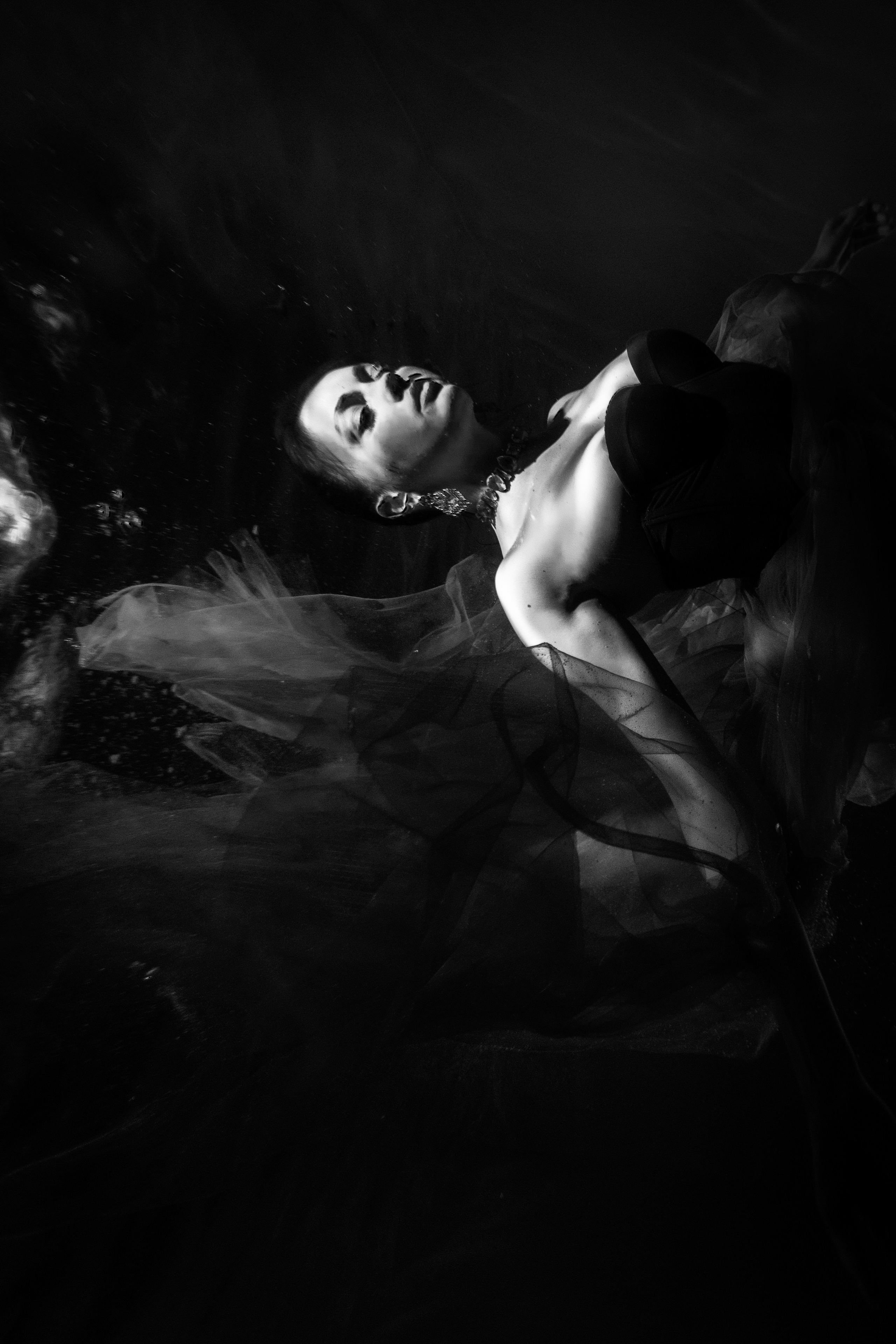 Художественная подводная съемка девушки, синее платье красиво развивается в воде