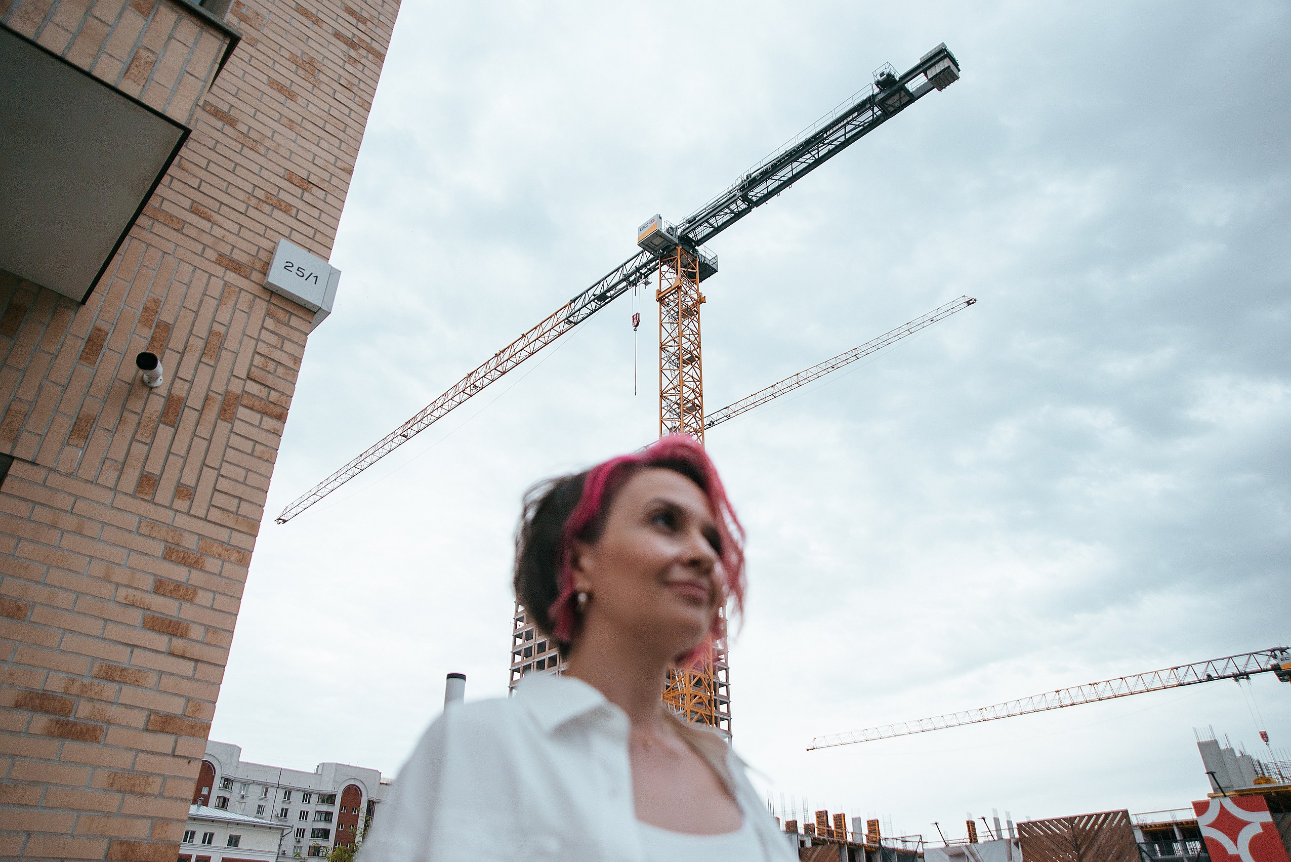 Уличная контент фотосессия для инстаграм дизайнера. Контент фотограф Дарья Едапина Новосибирск. Фотограф Дарья Едапина Новосибирск