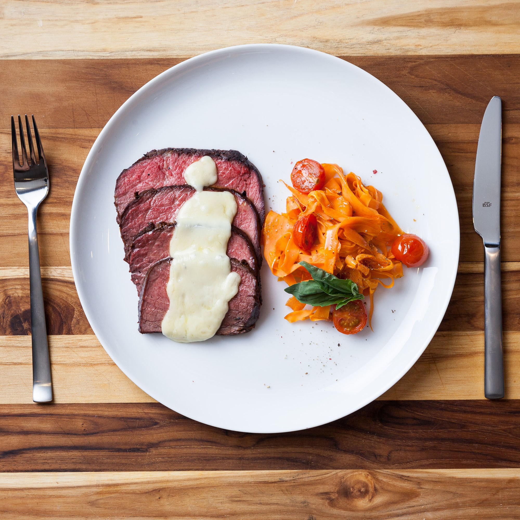 Ростбиф с раклетом и гарниром