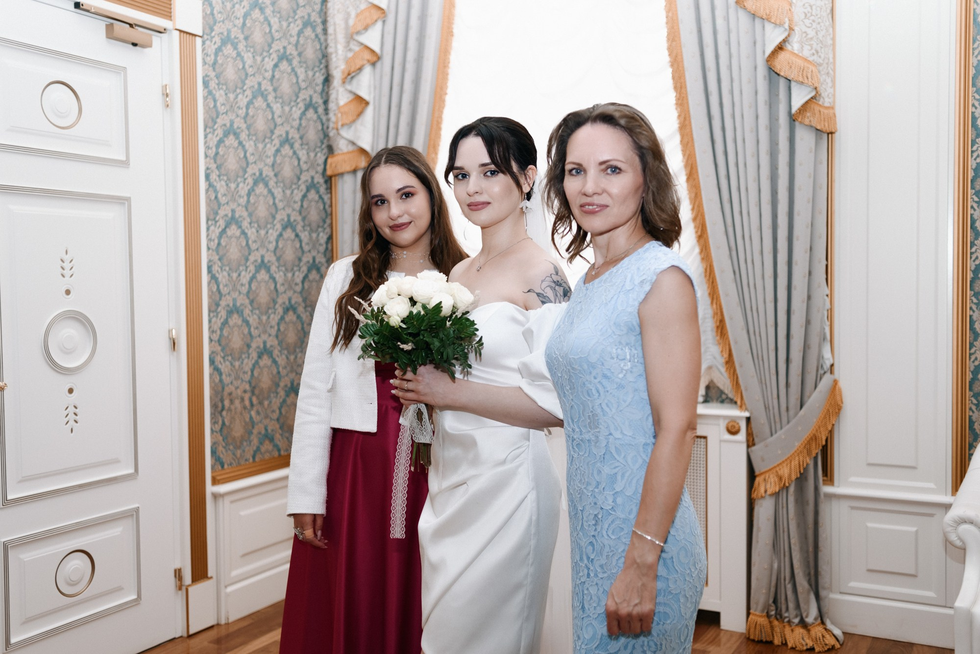 Свадебный фотограф Тюмень — Роман и Ксения: фотосессия с гостями и прогулка в парке. Портретный фотограф Тюмень Дарья Мустафина