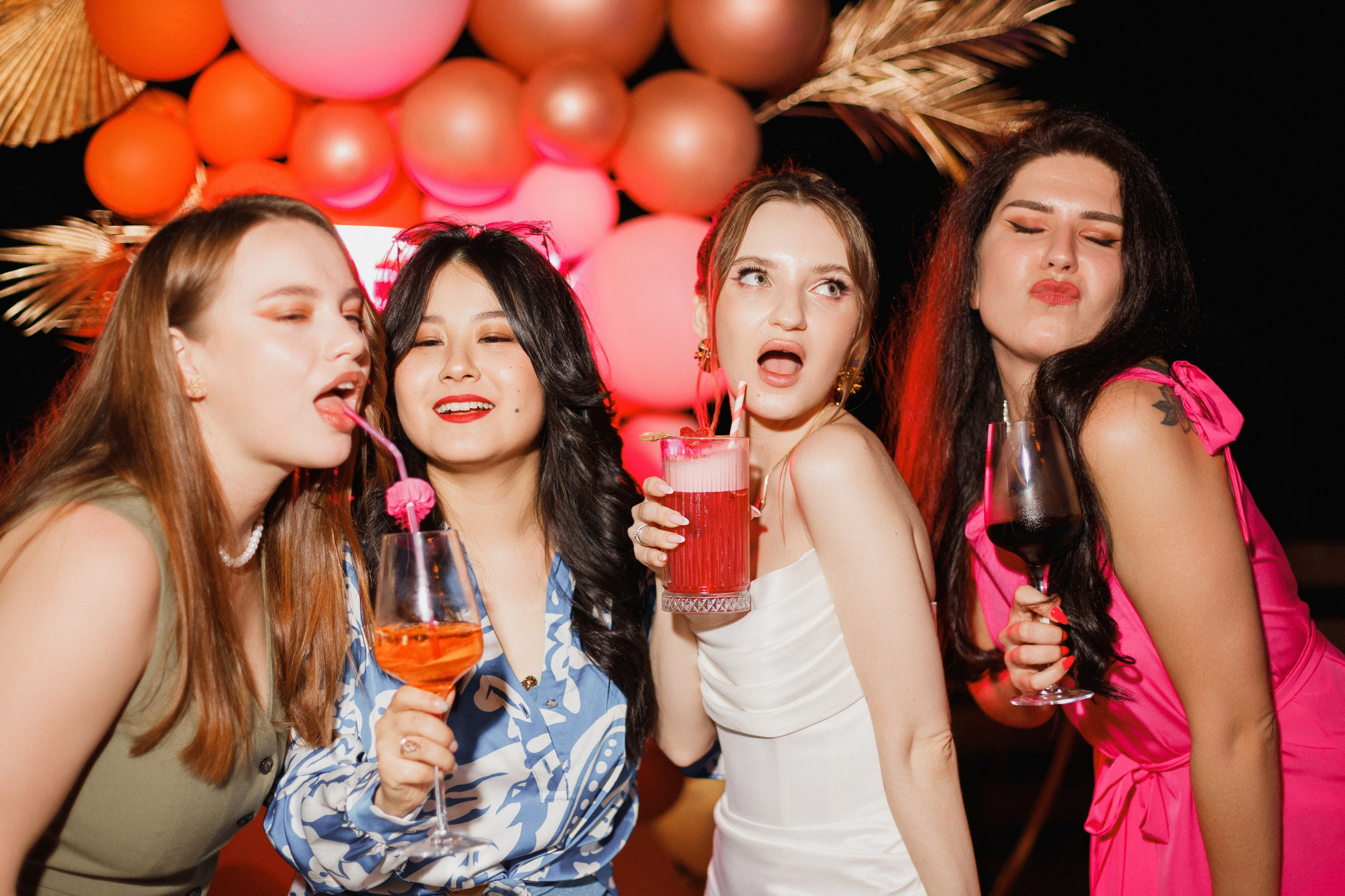 Фотосессия вечеринки у бассейна с видом на горы. Свадебный, репортажный и портретный фотограф Сочи, Краснодар. Александра Зайцева