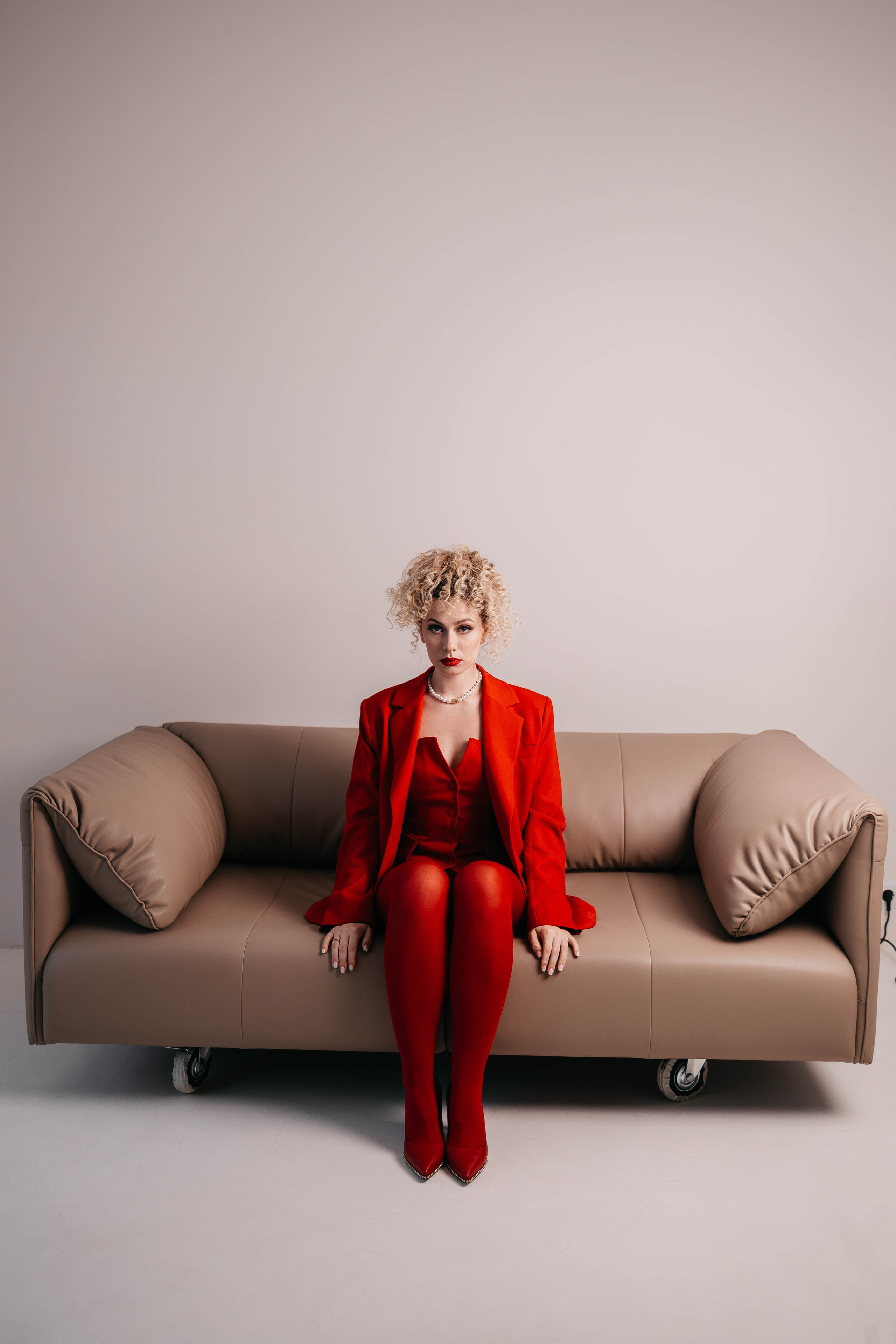 Ира в красном. Фотостудия Cute_photostudio в Твери. Фотограф в Твери Лагодная Яна