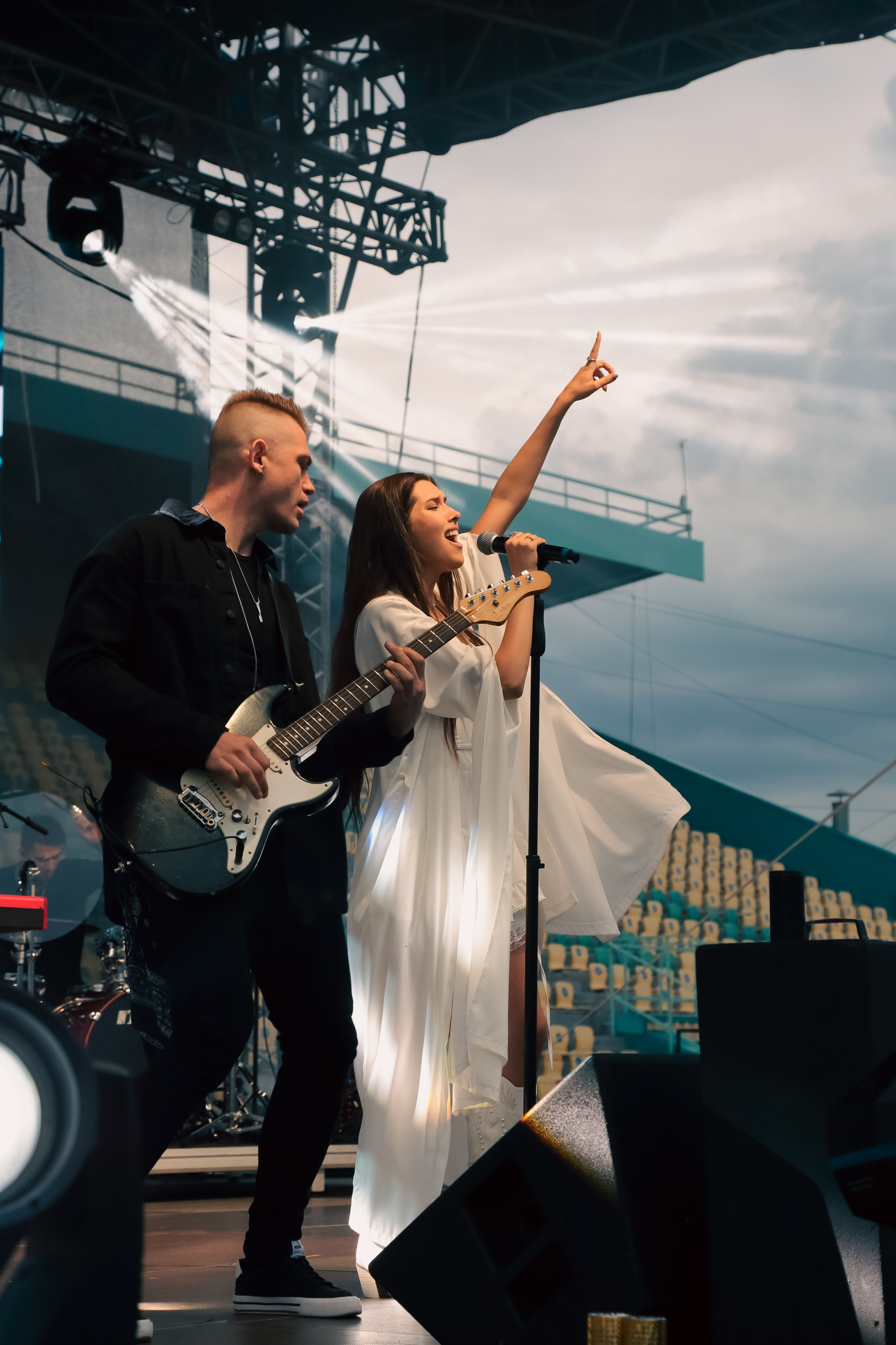 Яркие кадры с концерта после спортивного фестиваля. Энергия музыки в Липецке.