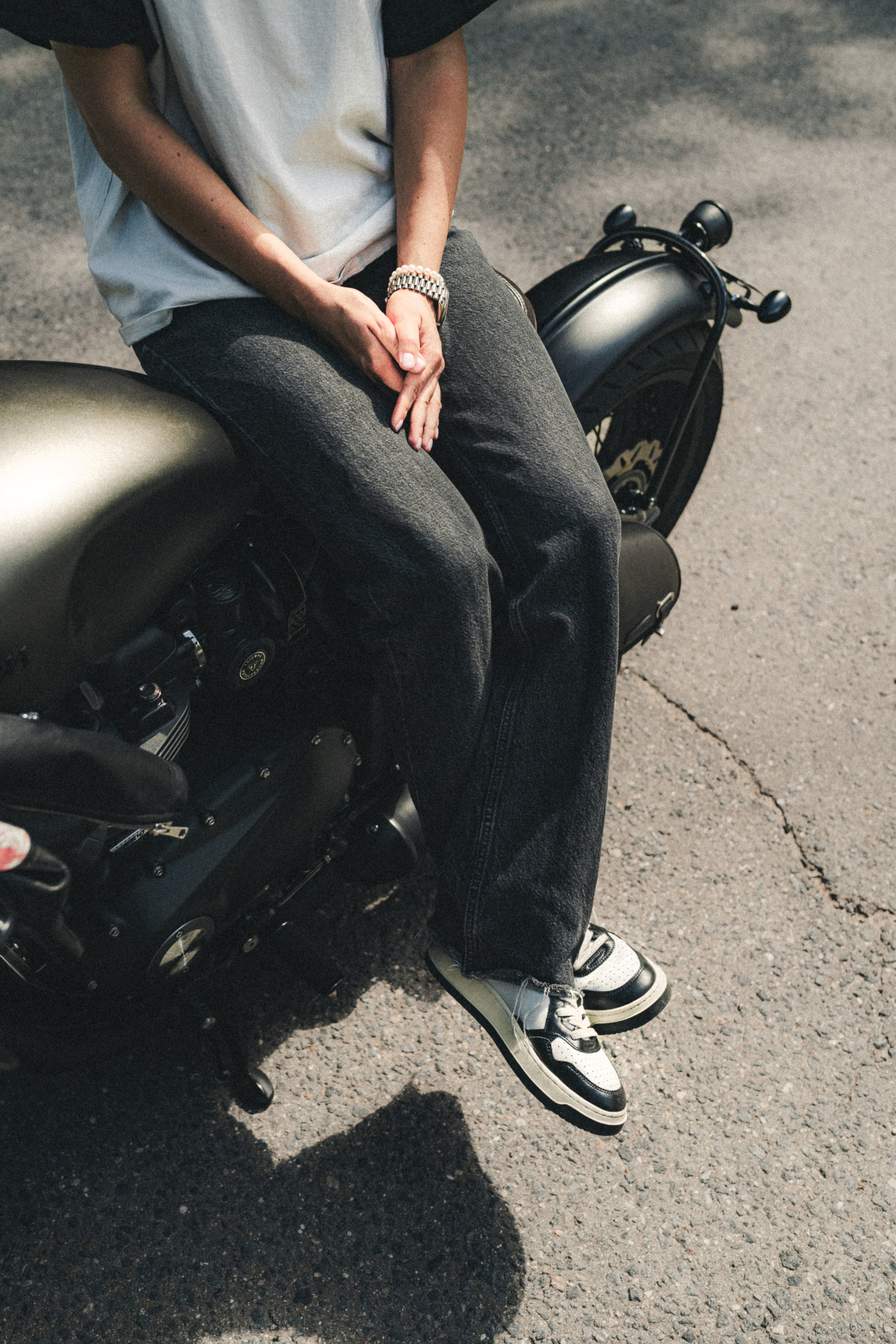 Портретная фотосессия с мотоциклом Triumph Bobber 1200. Фотограф Илья К. в Москве