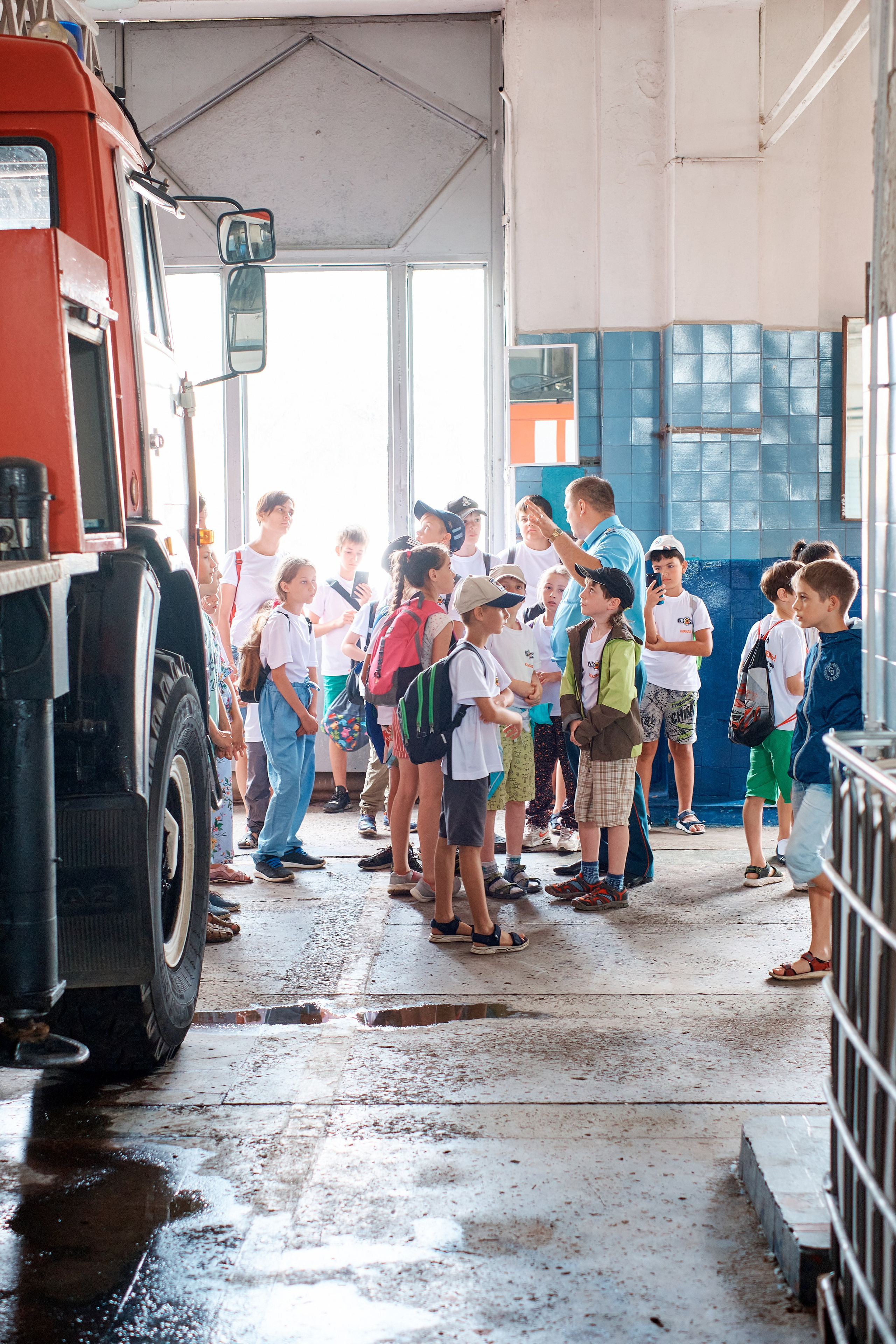Детский лагерь ДЮНА. Поход в «Пожарно-спасательную часть № 22». Фотограф Таганрог Анна Трайжон