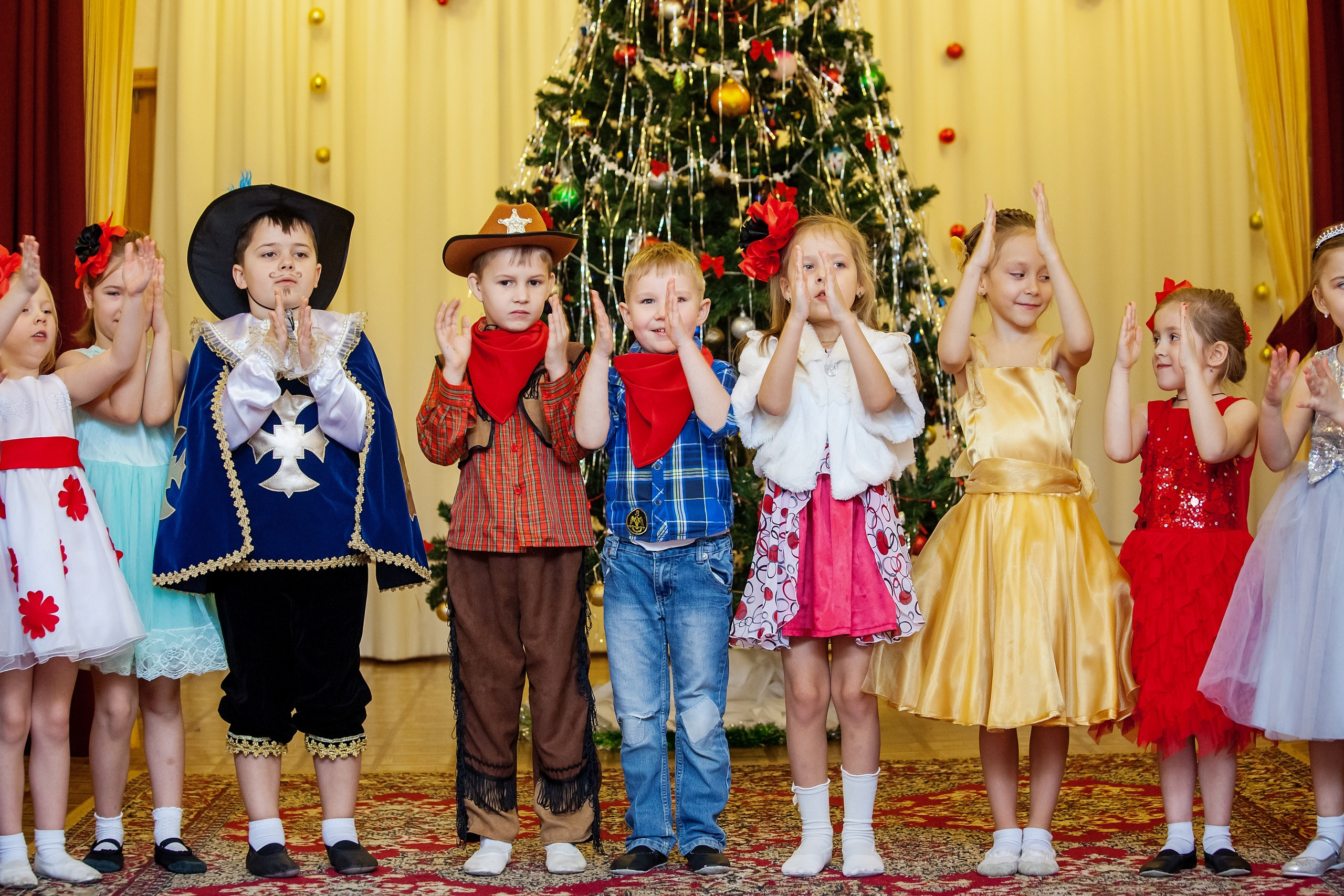 Фотография для выпускных альбомов в детском саду в выпускной группе в подготовительной группе детей фотограф для выпускных альбомов фото детей мастер-класс в детском саду краски портреты детей праздник в детском саду новый год в детском саду