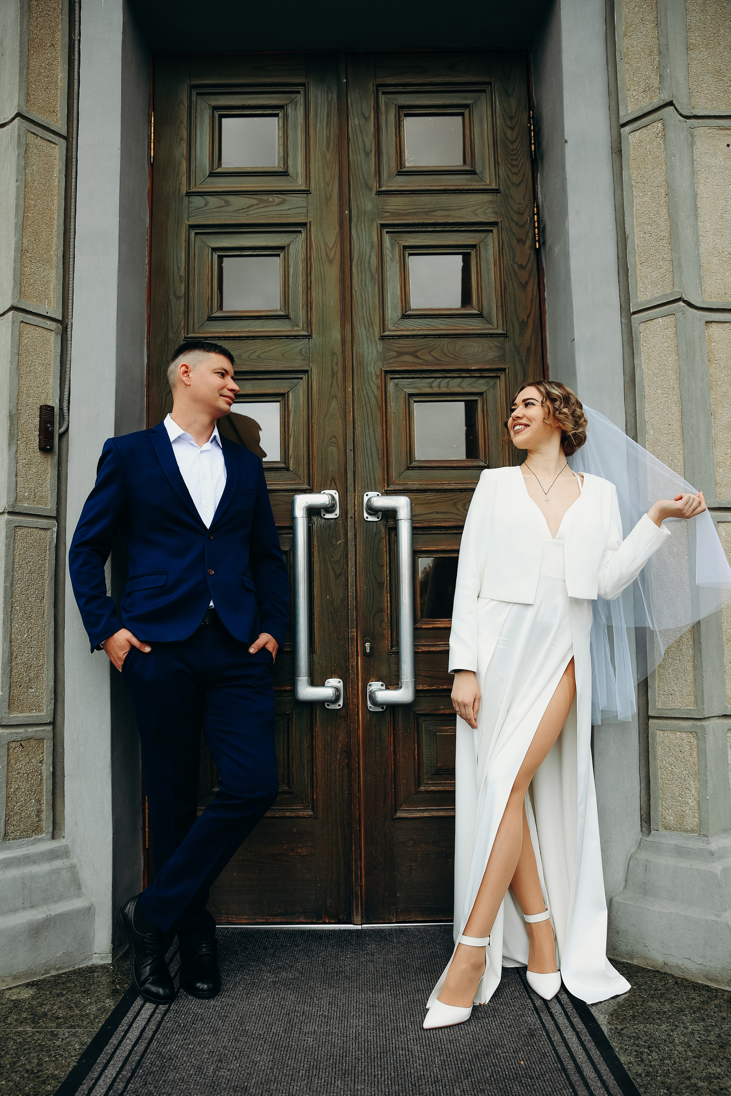 Свадебная прогулка в Екатерининском сквере 25.10.2024. Свадебный и семейный фотограф Виолетта Сидельникова. Краснодар, Россия, Беларусь, Европа