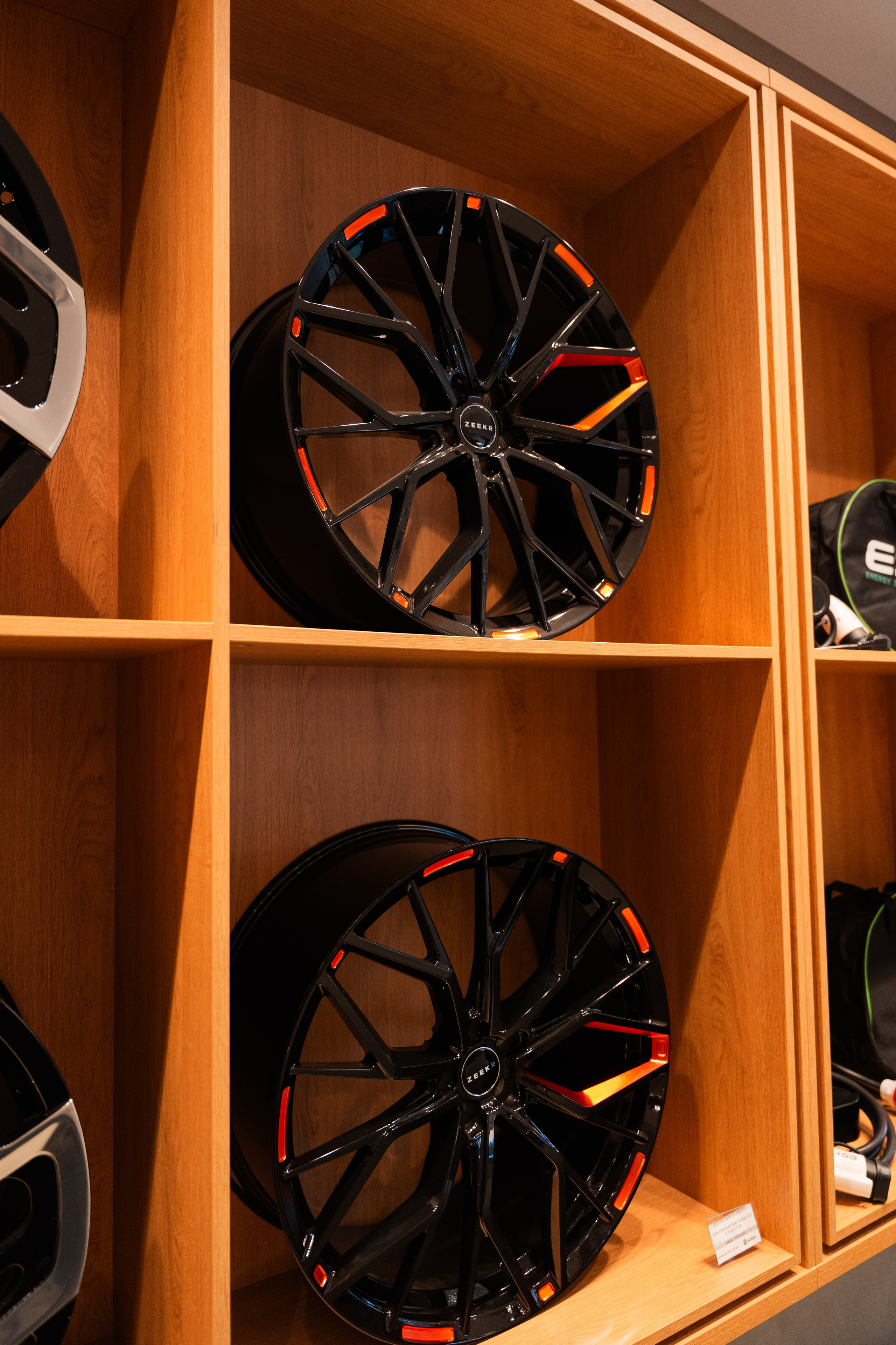 Интерьерная фотосъемка автосалона Elrus в Краснодаре. Zeekr, LiXiang Профессиональная фотосъемка интерьера премиум-автосалона в Краснодаре. Шедевры для Вас! Фотограф и Видеограф в Краснодаре Пахиев Руслан