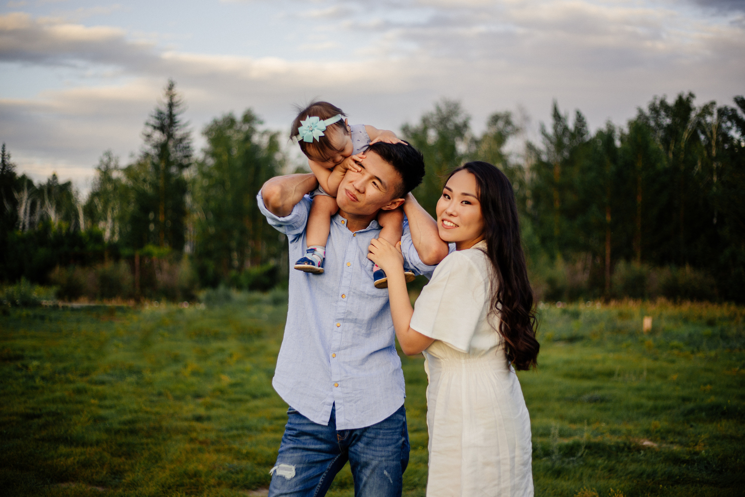 Ариша с родителями. Фотограф Бурятии София Андриянова