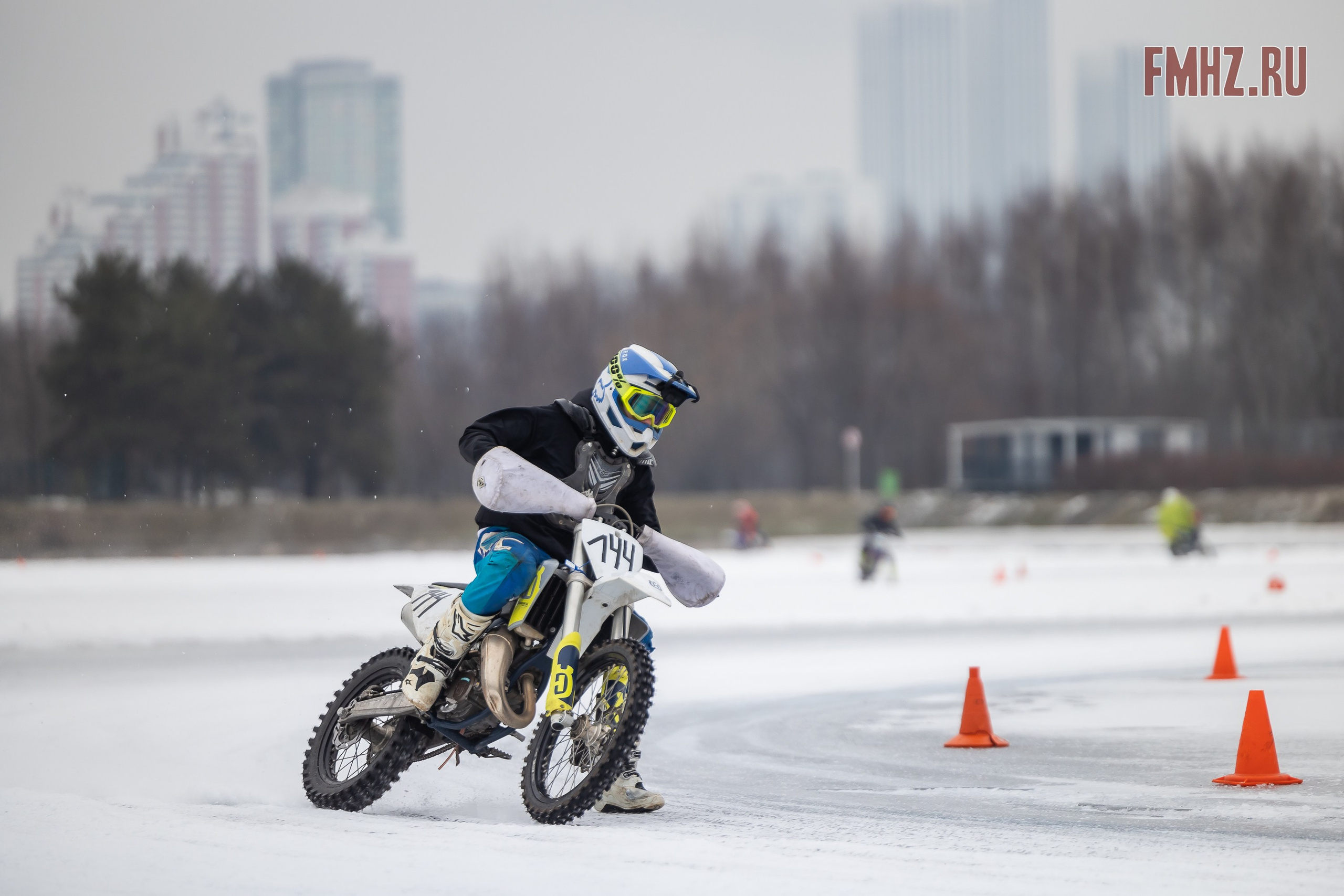 Первый этап Кубка МФР по мотокроссу на льду Большого Крылатского пруда в Москве. 8 февраля 2025 г. Фотограф Владимир Охрименко