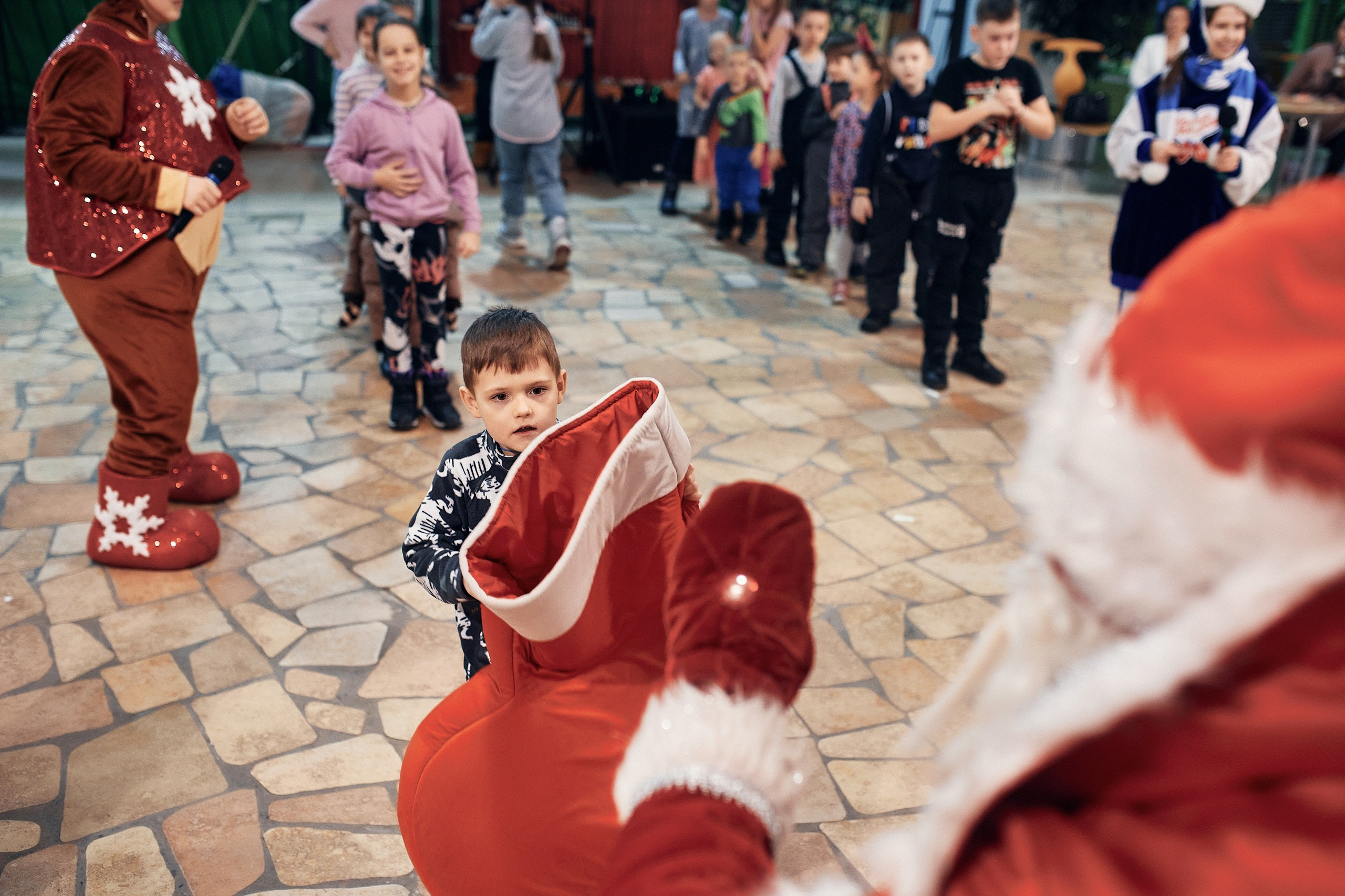 Детский новогодний праздник в ТЦ Июнь. Семейный и репортажной фотограф в Красноярске и Москве Виктор Бабинцев