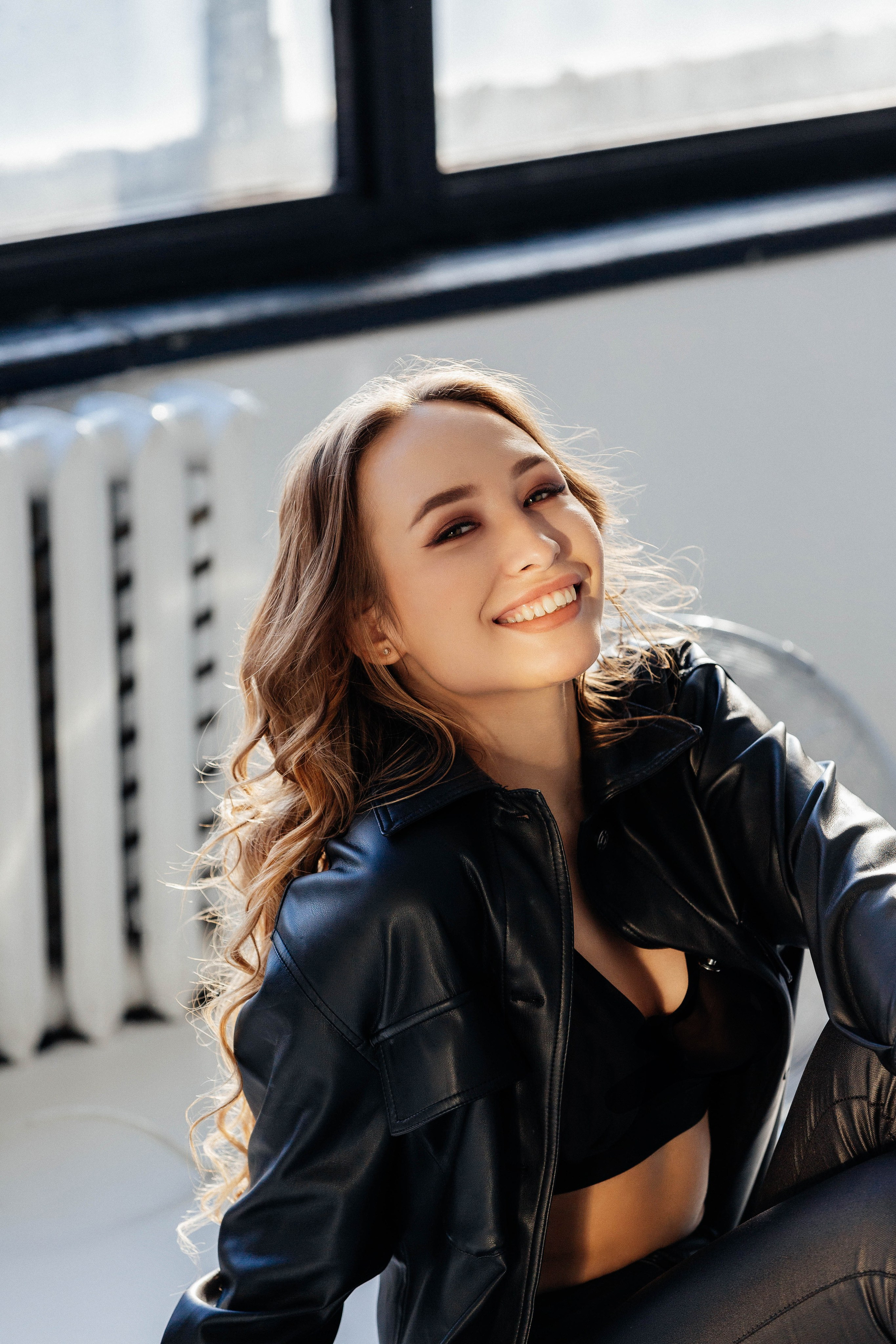 Естественный портрет с живой эмоцией — женская фотосессия с дневным светом