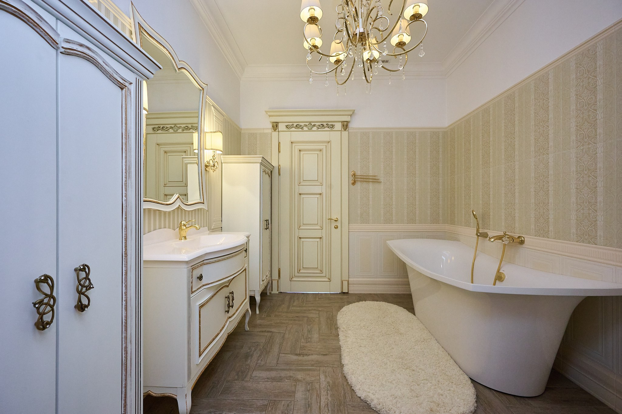 ванная комната ванная белого цвета белый ковер  светлый шкаф зеркало раковина 