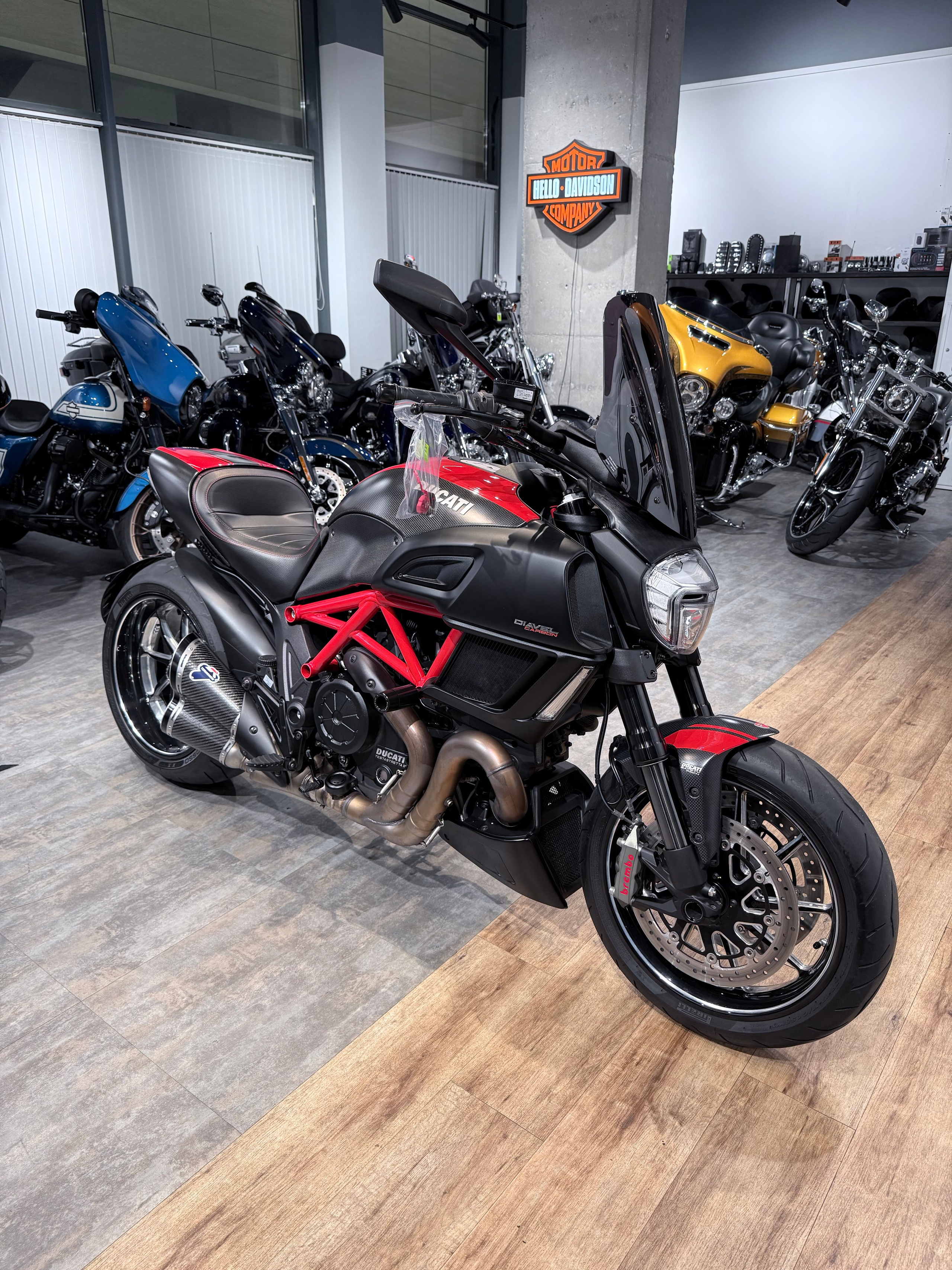 Купить 2016 Ducati Diavel Red Carbon — подробнее на сайте. Hello Davidson, Москва. Только хорошие мотоциклы…
