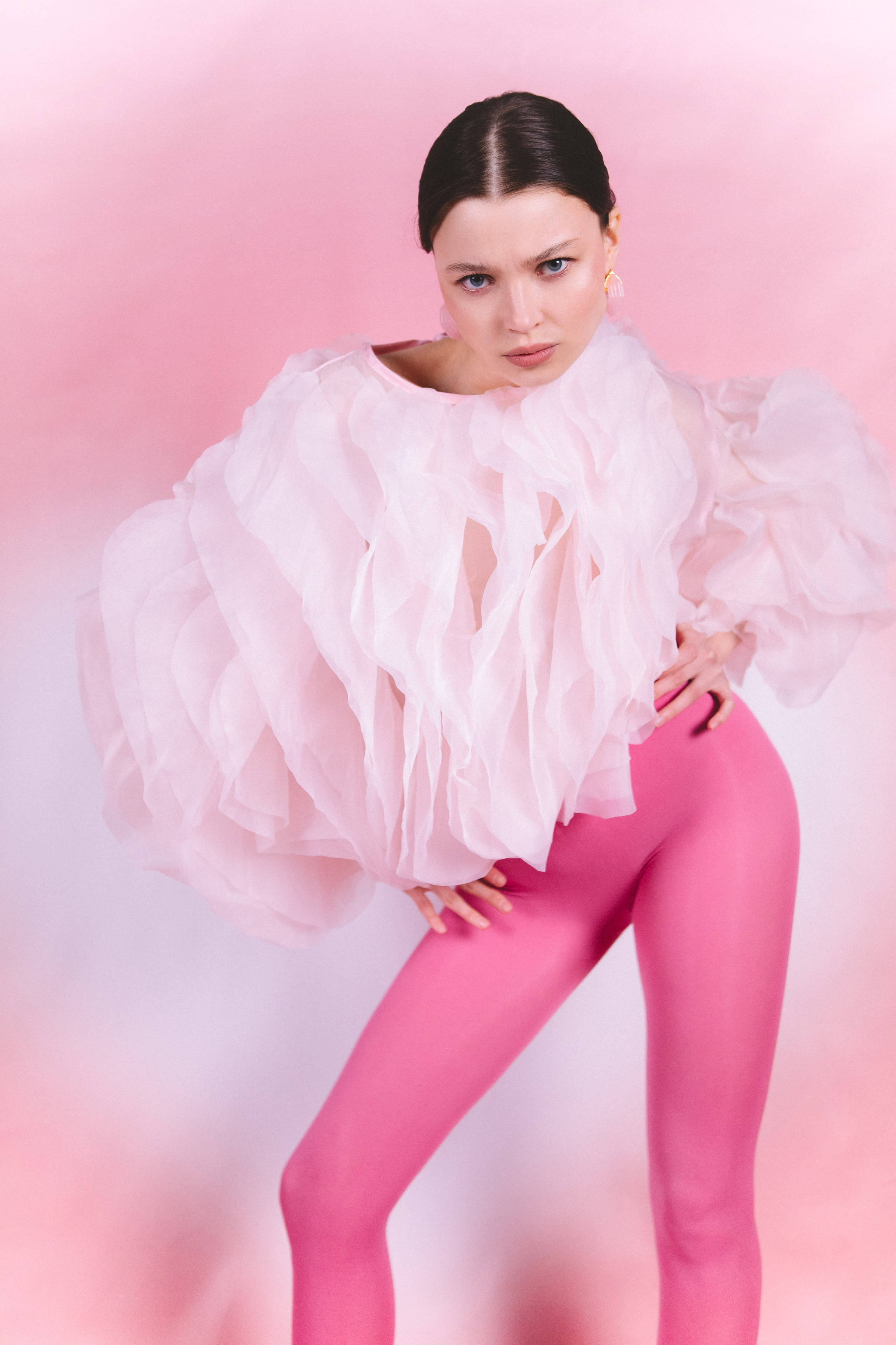 Регина. Фотосессия на розовом фоне. Фотограф в Москве Ольга Сатони