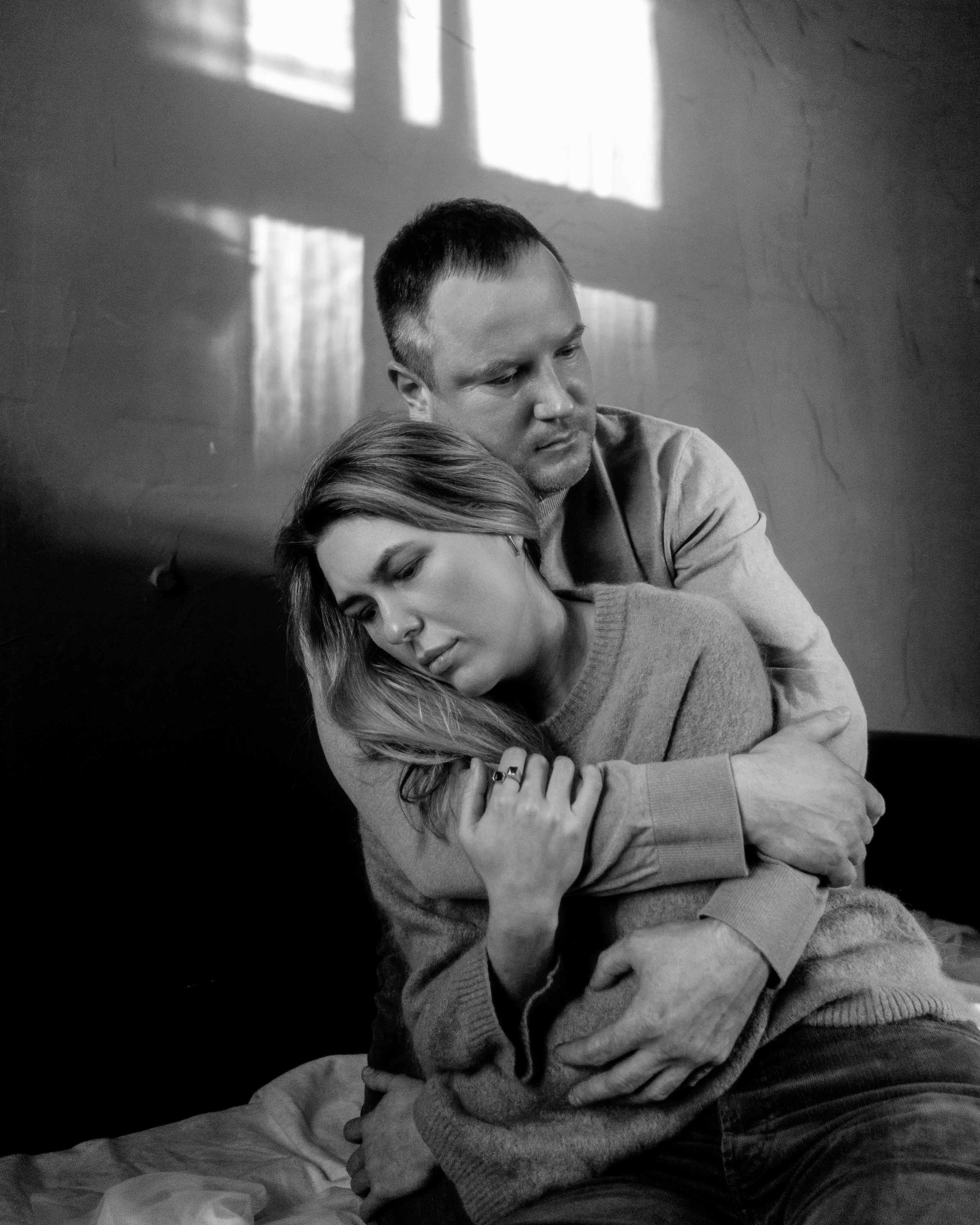 Черно-белый художественный портрет пары, авторская love story фотосессия с тихой эмоциональностью и глубокой атмосферой близости