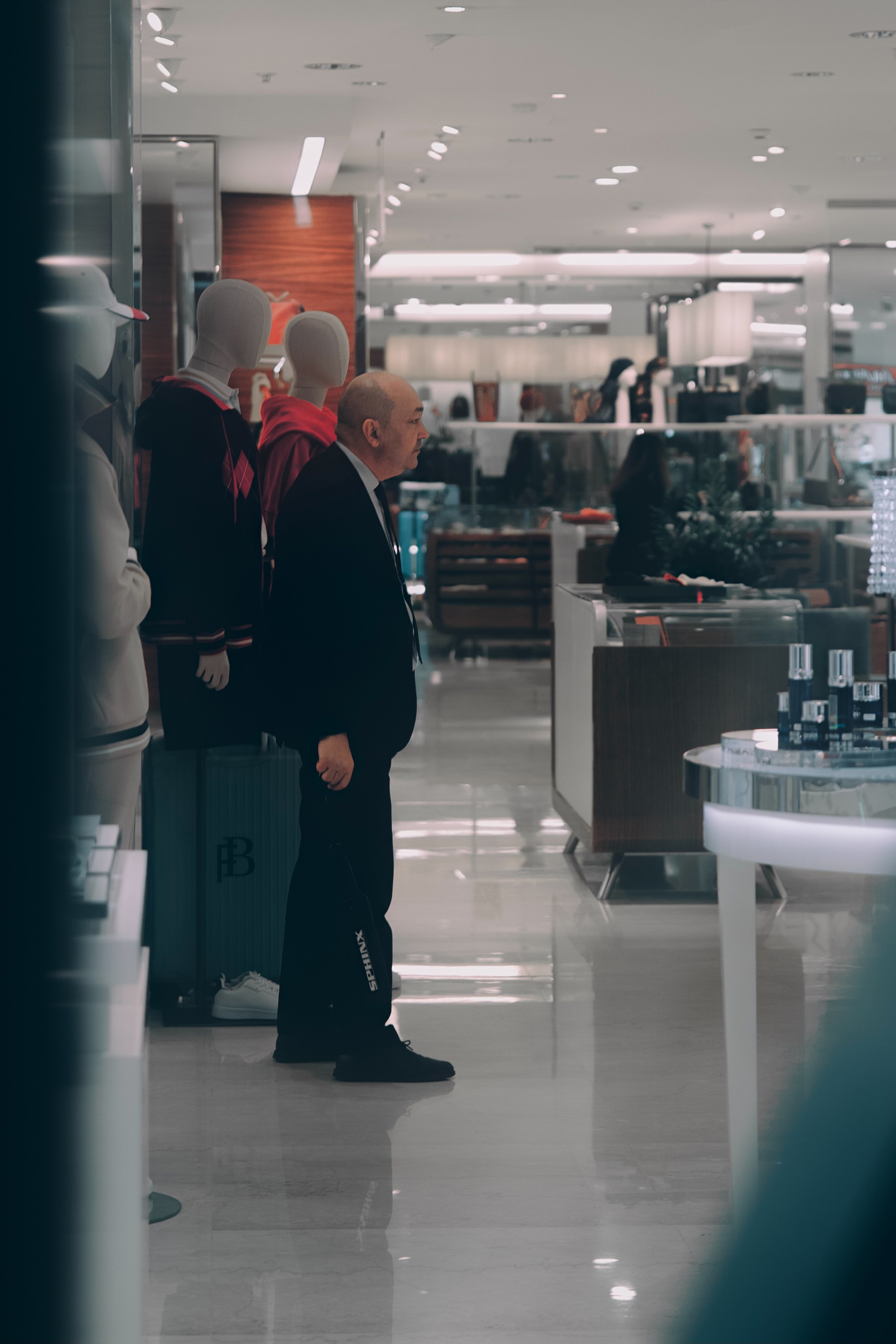 Охранник одного из магазинов сливается с манекенами