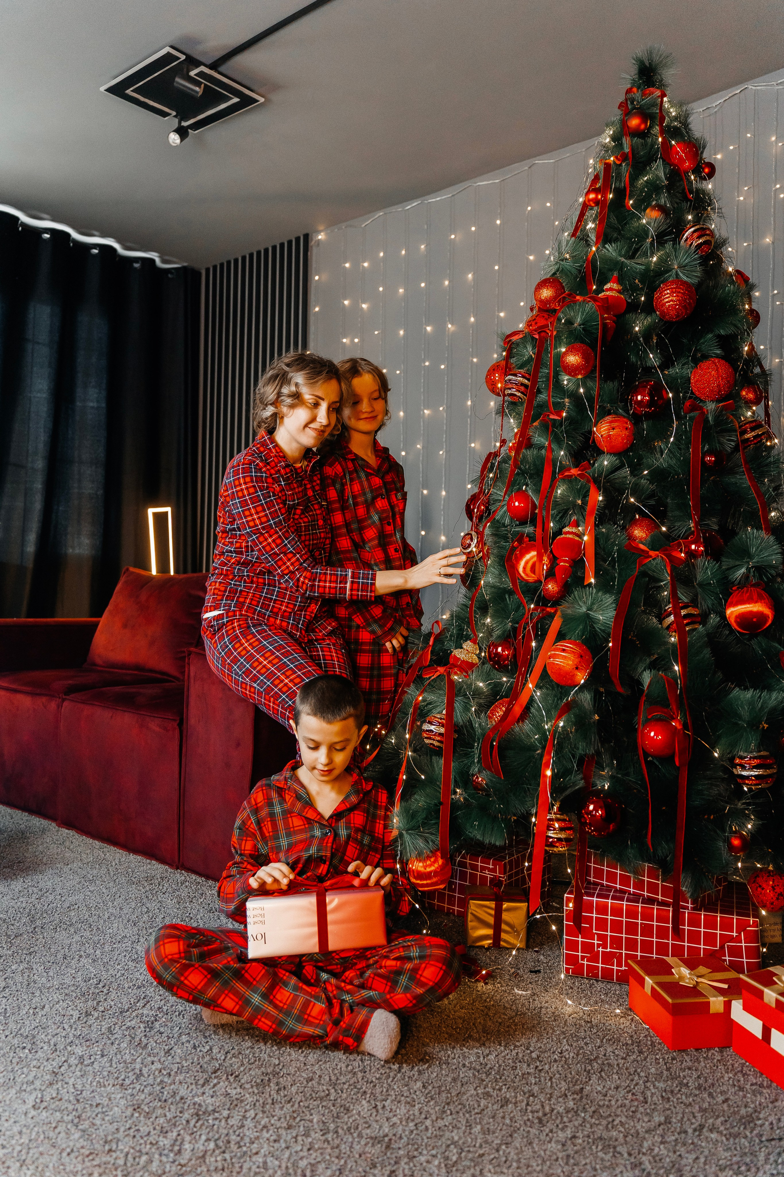 Ночь перед Рождеством. Для тех, кто не ждёт удачи, а создаёт её. Каждая фотосессия — это твой момент, твой стиль, твой успех. 📸