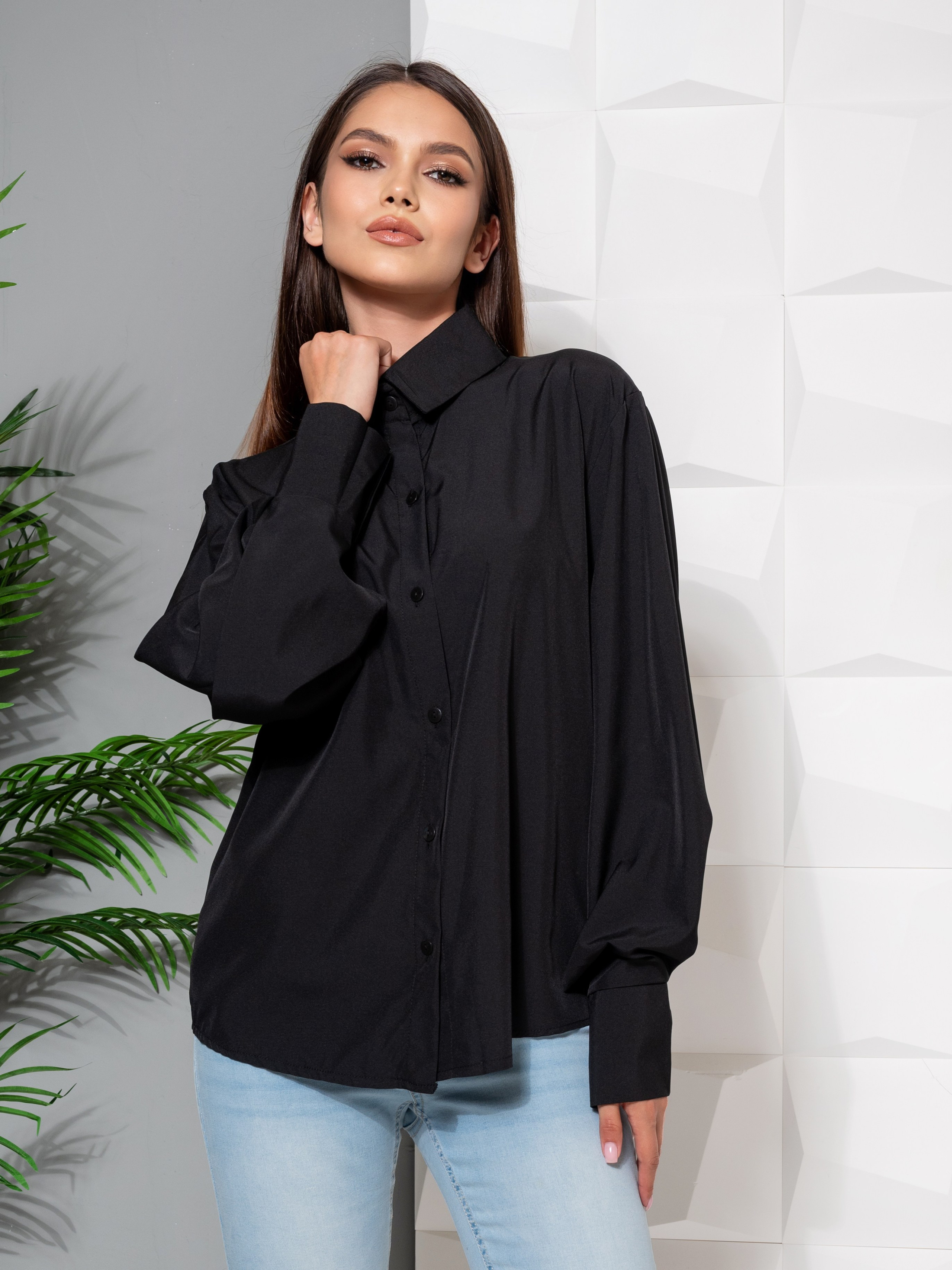 Модель рекламирует блузку для вайлдбериз, съемка в интерьере