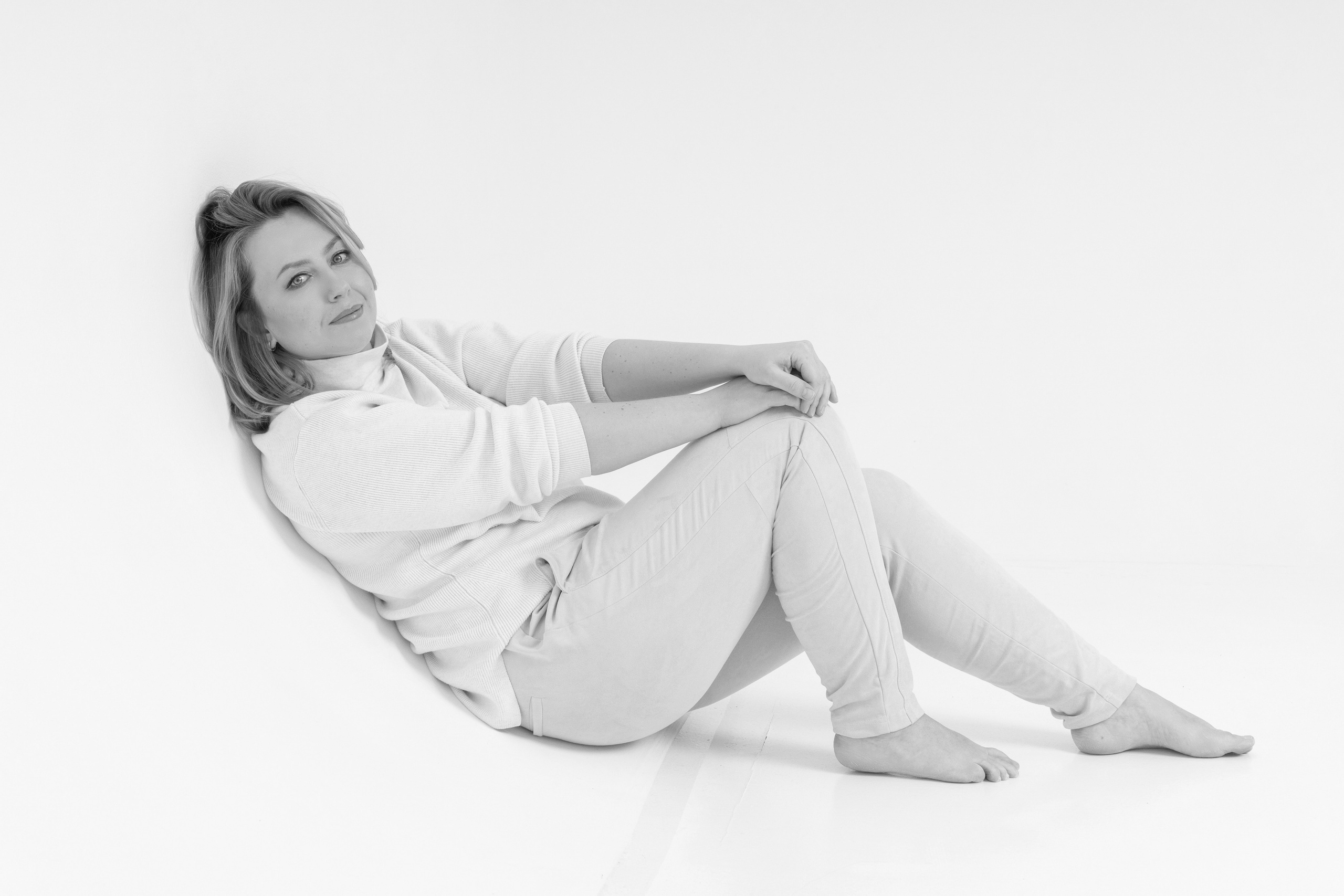 Фотоконтент, женский портрет. Занимаюсь профессиональной фотографией и живу рядом с Байкалом. Работаю в разных жанрах