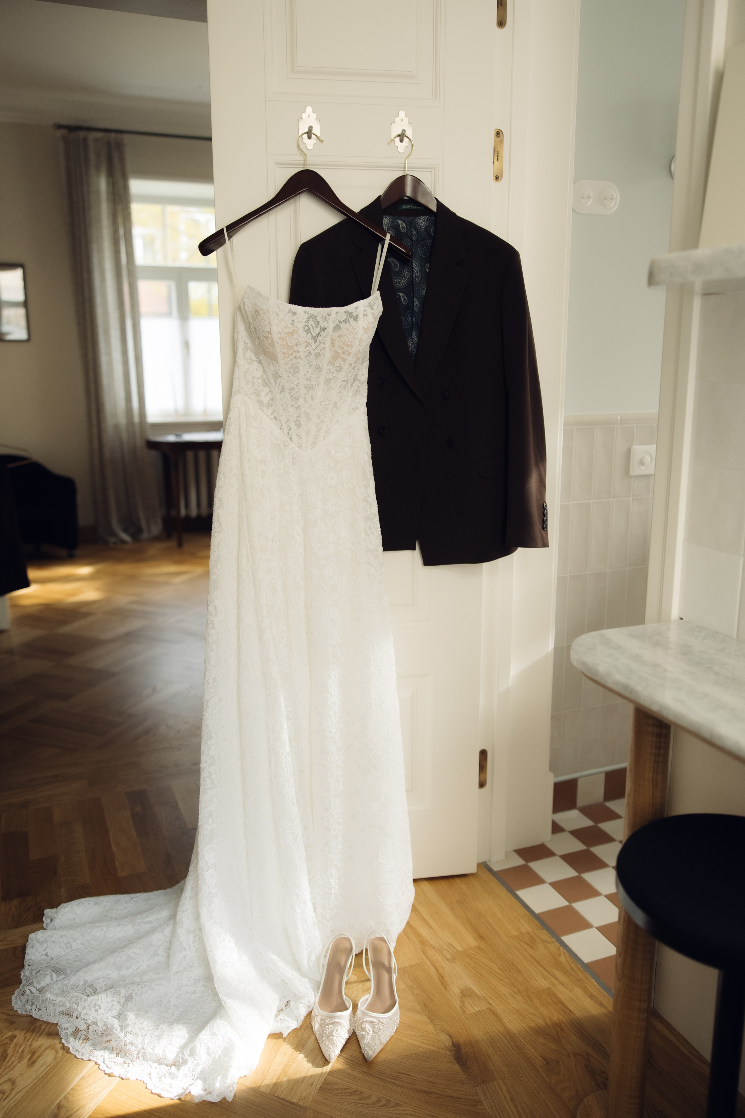 Таня и Тимур, утренние сборы в квартире и свадебный ужин. Фотограф любви в городе Казань