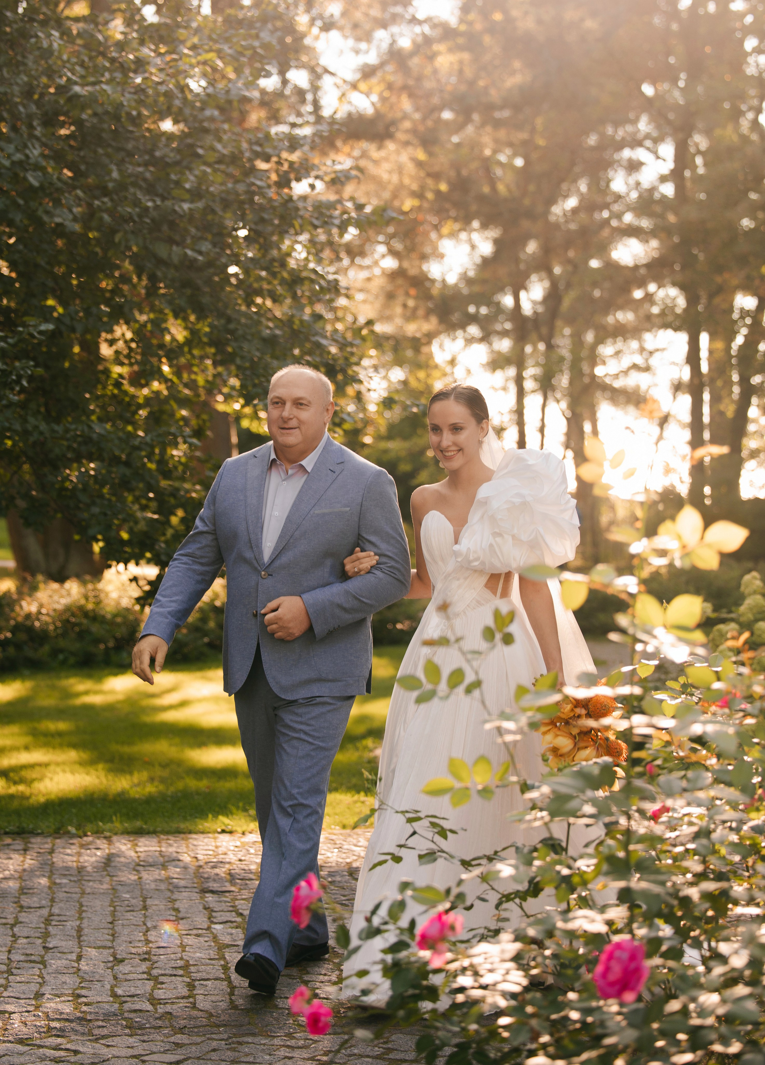 В ЛУЧАХ ЗАКАТА НА БЕРЕГУ МОРСКОМ