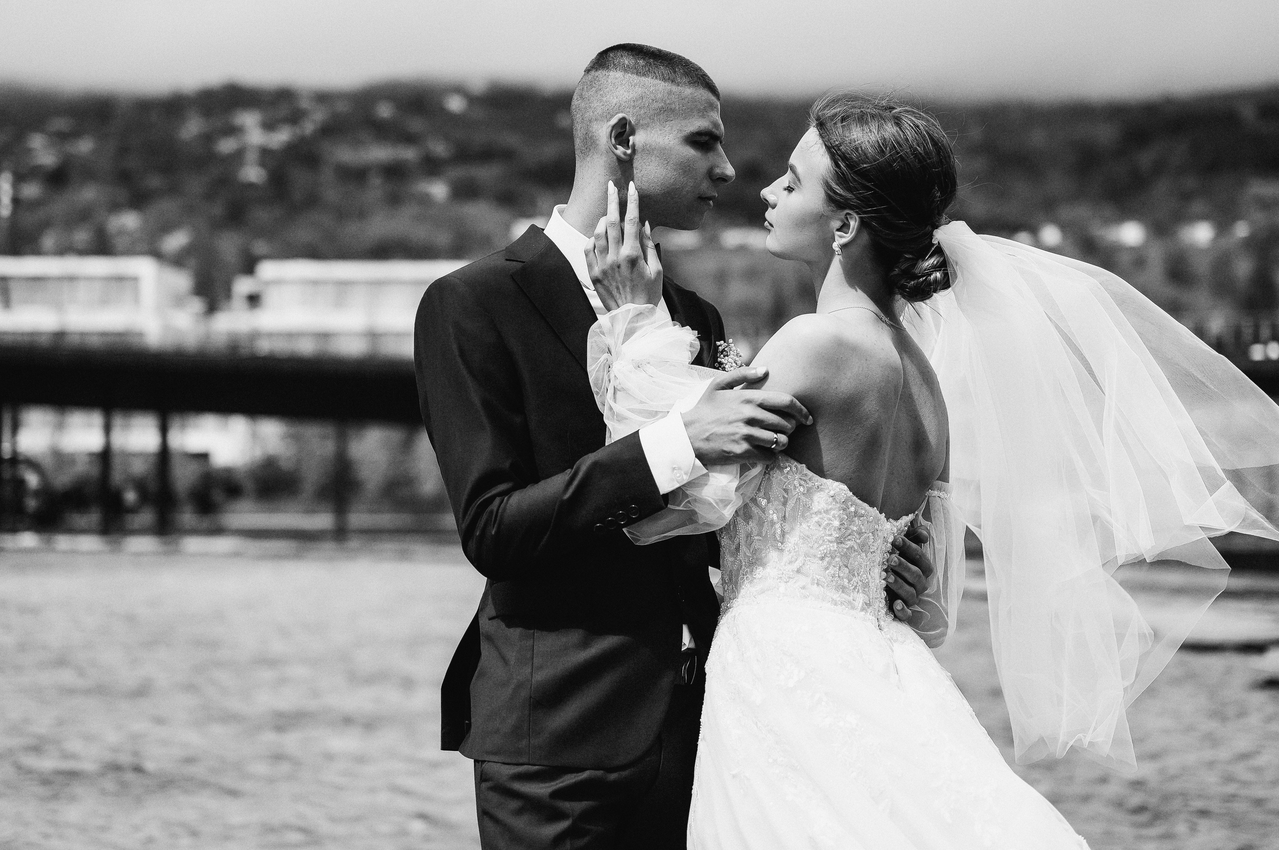 Свадебное утро и прогулка красивой яркой пары. Свадебный и семейный фотограф в Симферополе Дарья Маркова