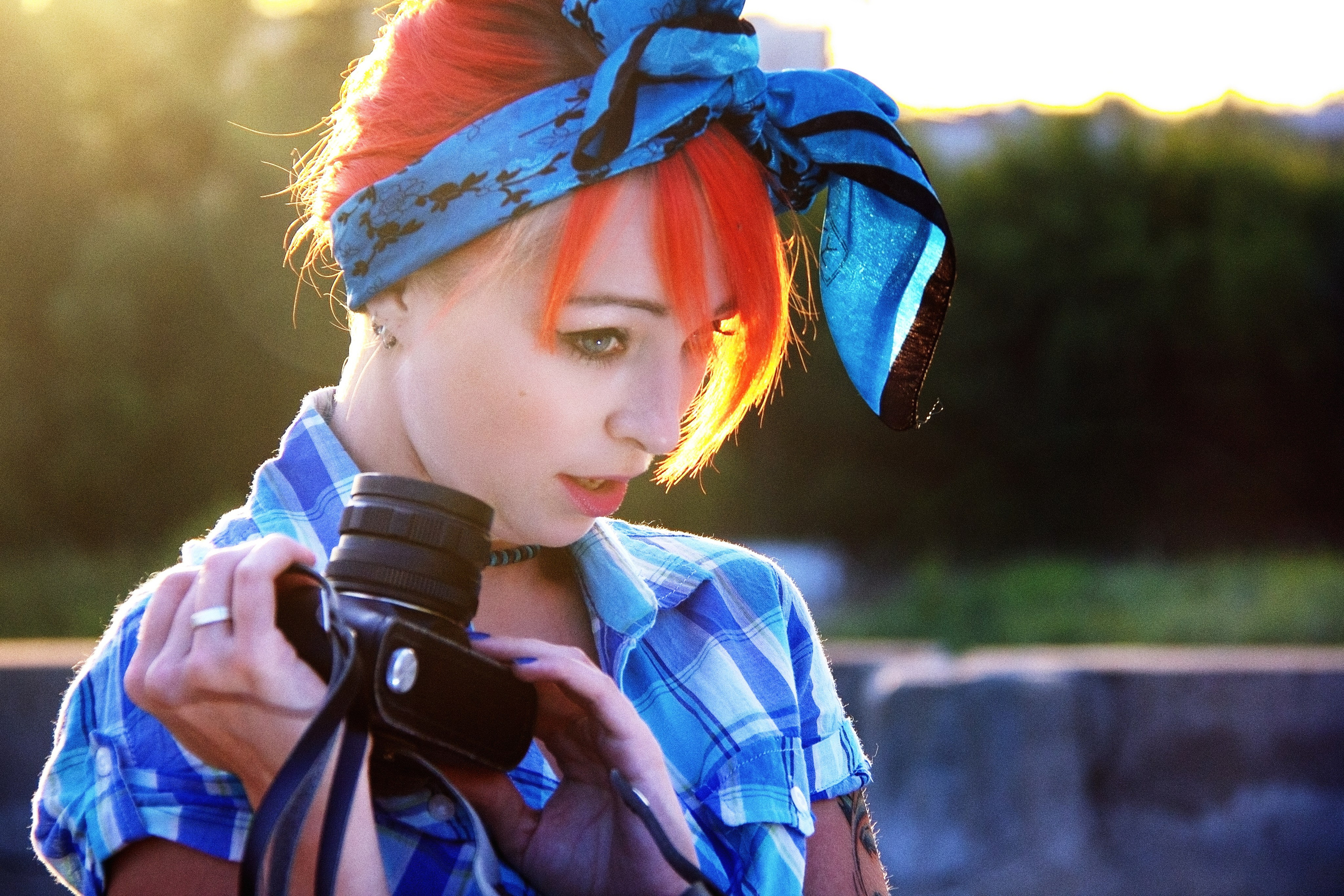 Фотосессия рыжей девушки в стиле PinUp с фотоаппаратом