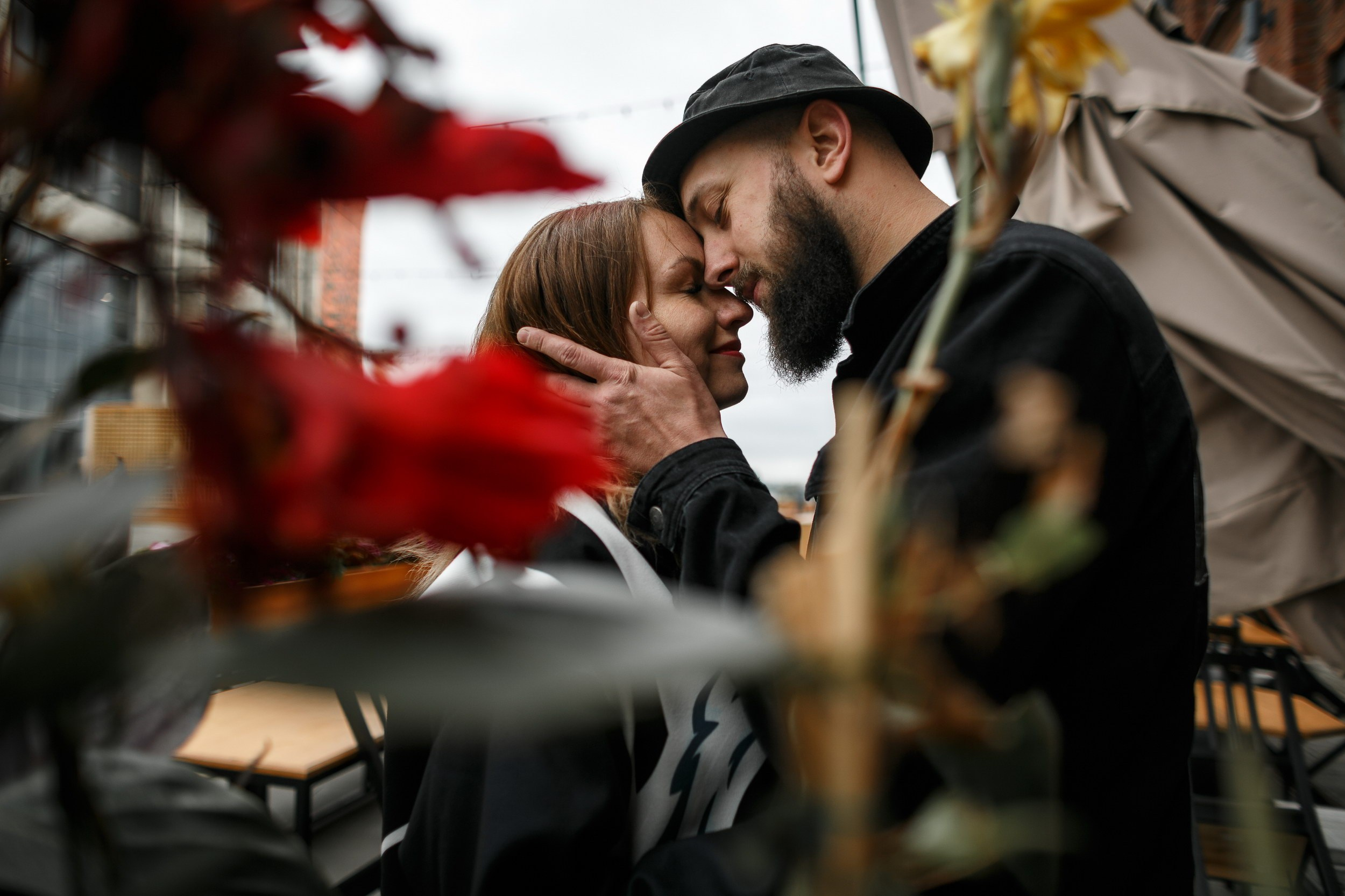 Прогулка пары в Севкабельпорт. Свадебный фотограф Игорь Брундасов 8PHOTO на свадьбу венчание загс СПб