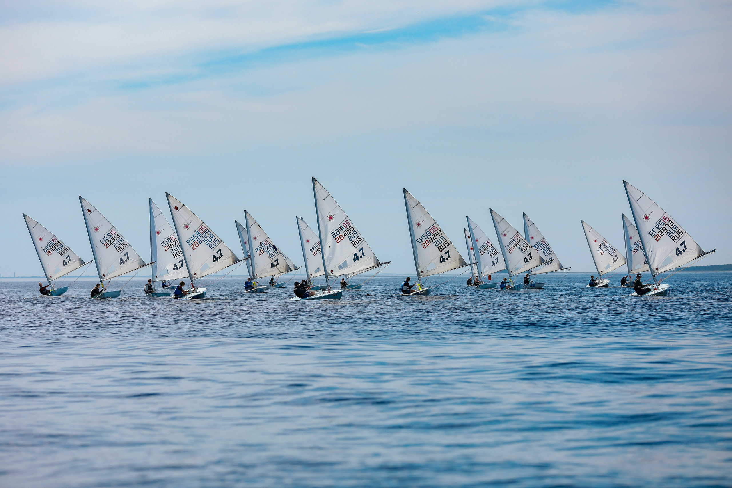 Профессиональные яхтсмены на регате на Финском заливе.