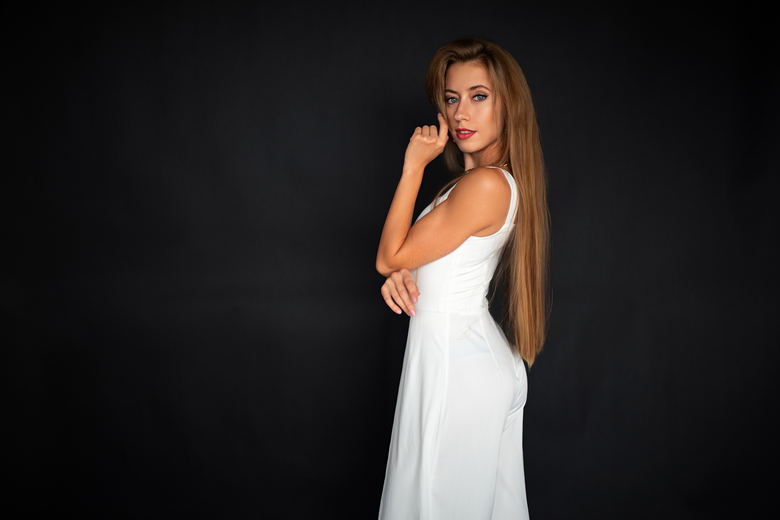 Студийная съемка с Викторией с минимальным интерьером в формате для «себя»