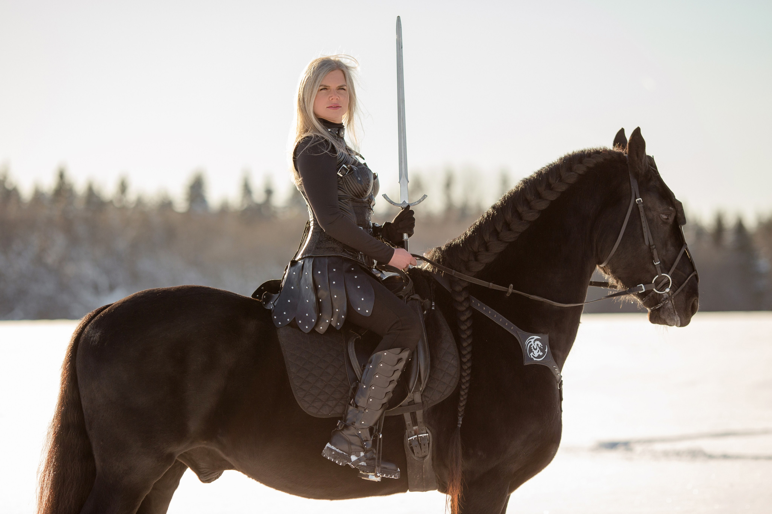 Зимняя фотосессия в скандинавском стиле с лошадью