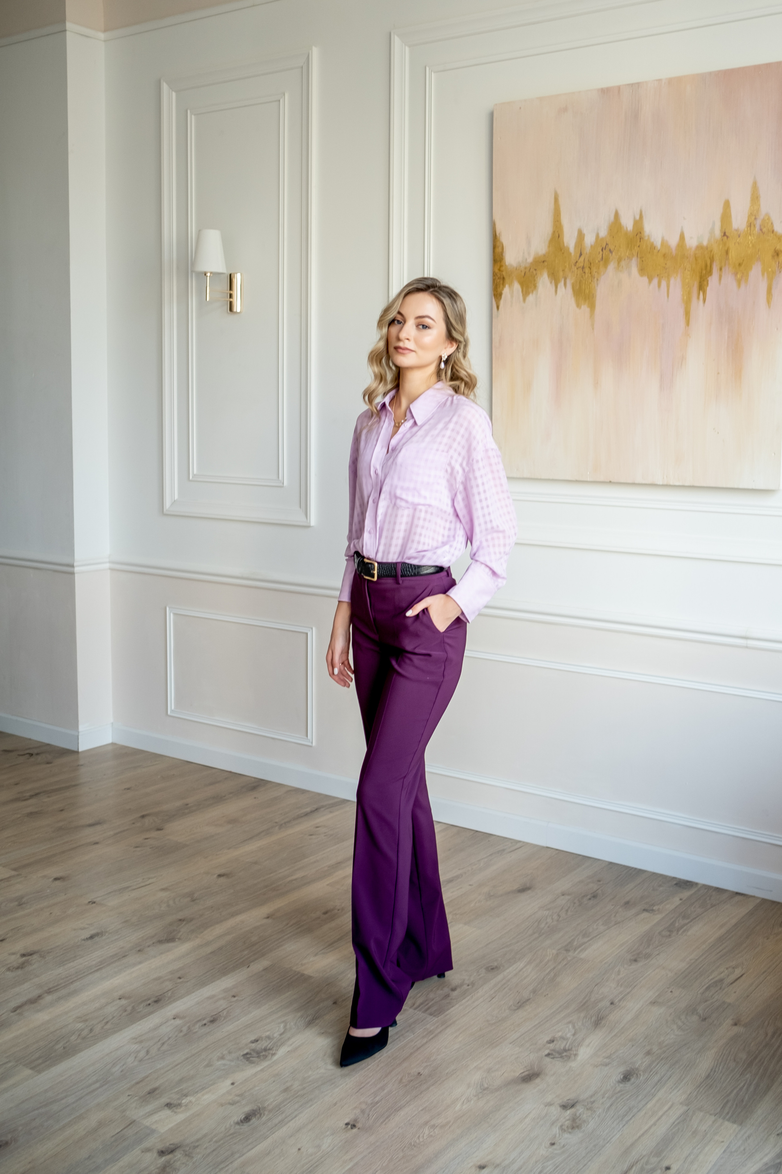 Юлия — вокалист, преподаватель, владелица школы вокала. Арт-стилист, визуализатор архетипических стратегий, психолог