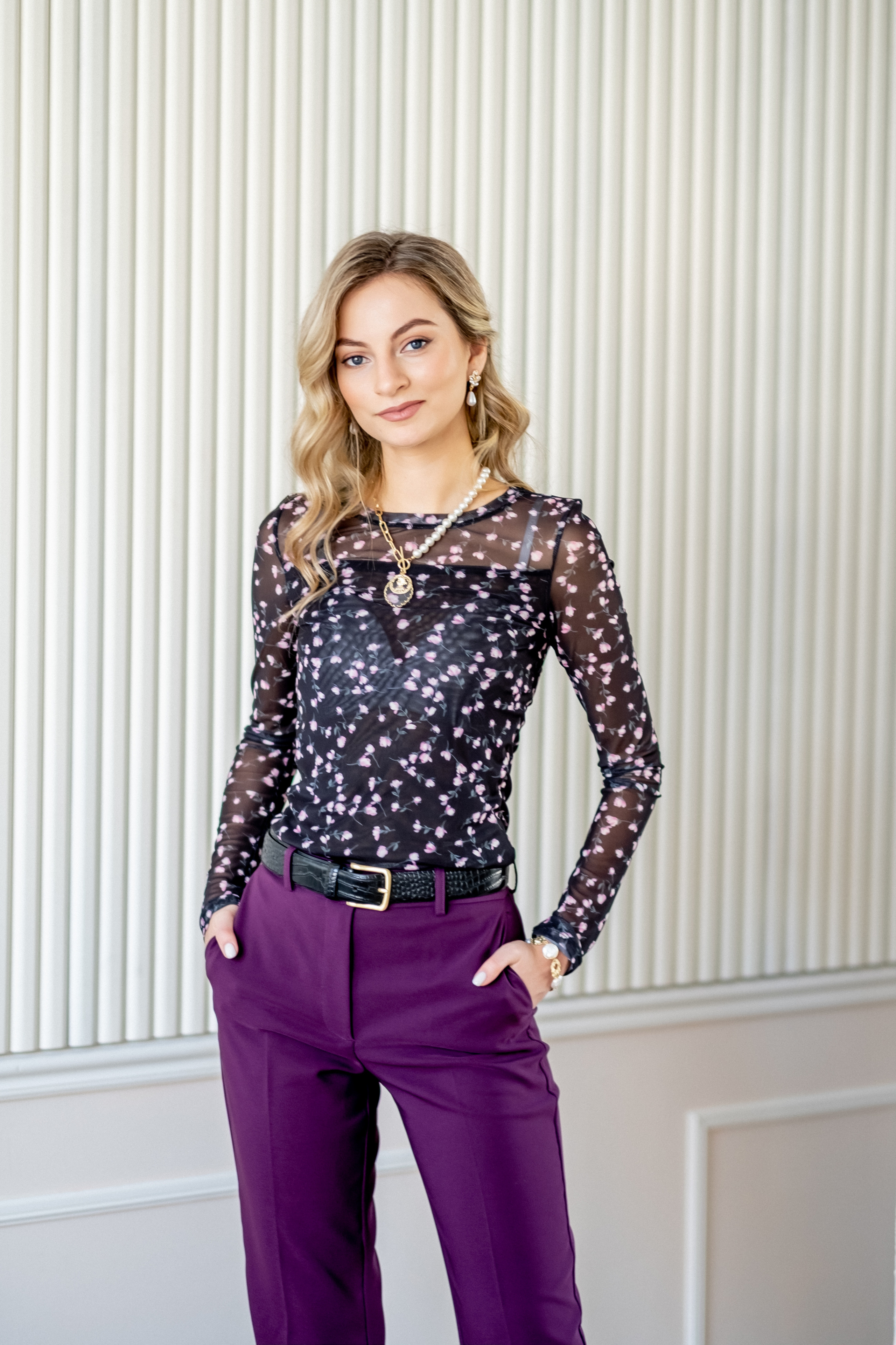 Юлия — вокалист, преподаватель, владелица школы вокала. Арт-стилист, визуализатор архетипических стратегий, психолог