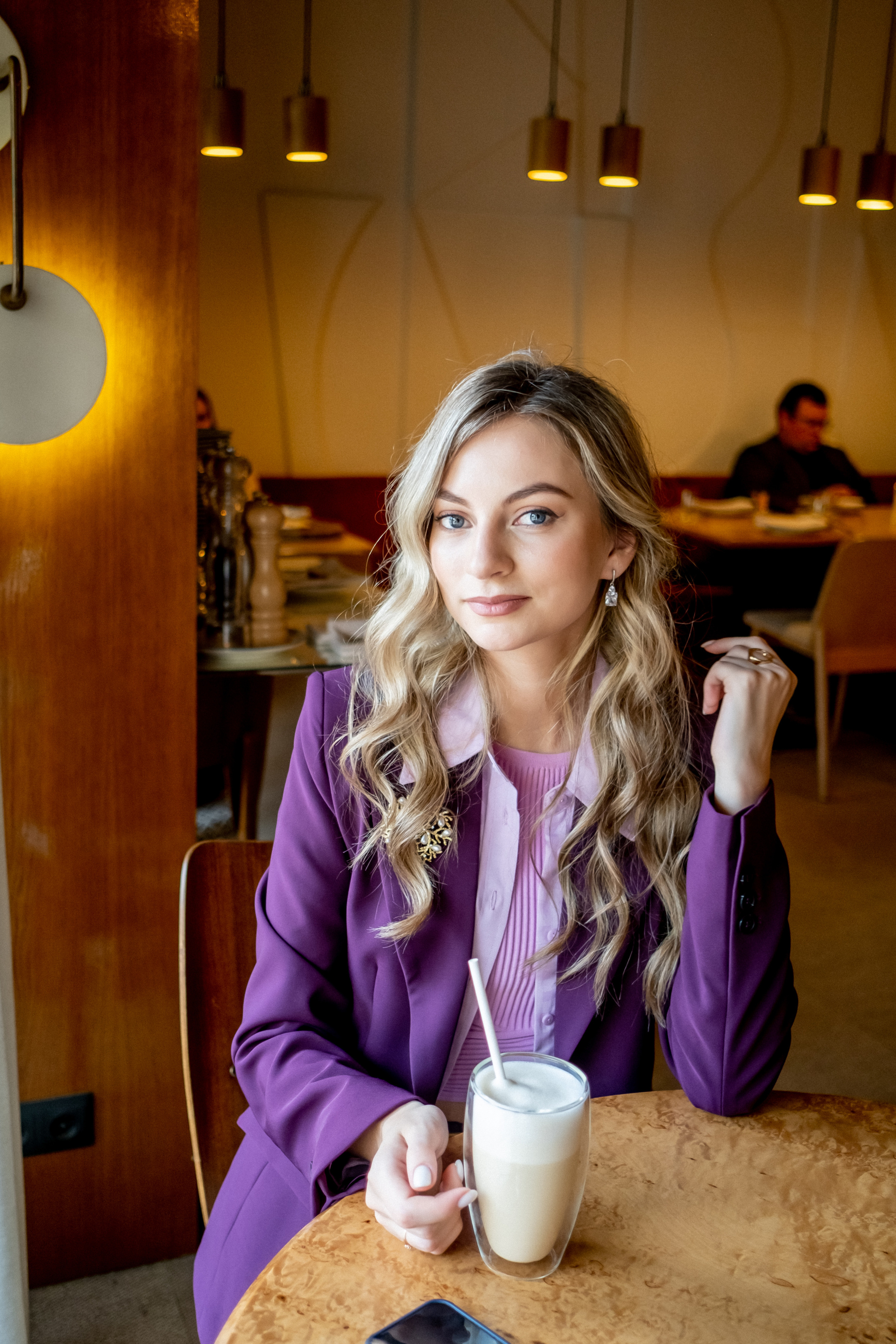 Юлия — вокалист, преподаватель, владелица школы вокала. Арт-стилист, визуализатор архетипических стратегий, психолог