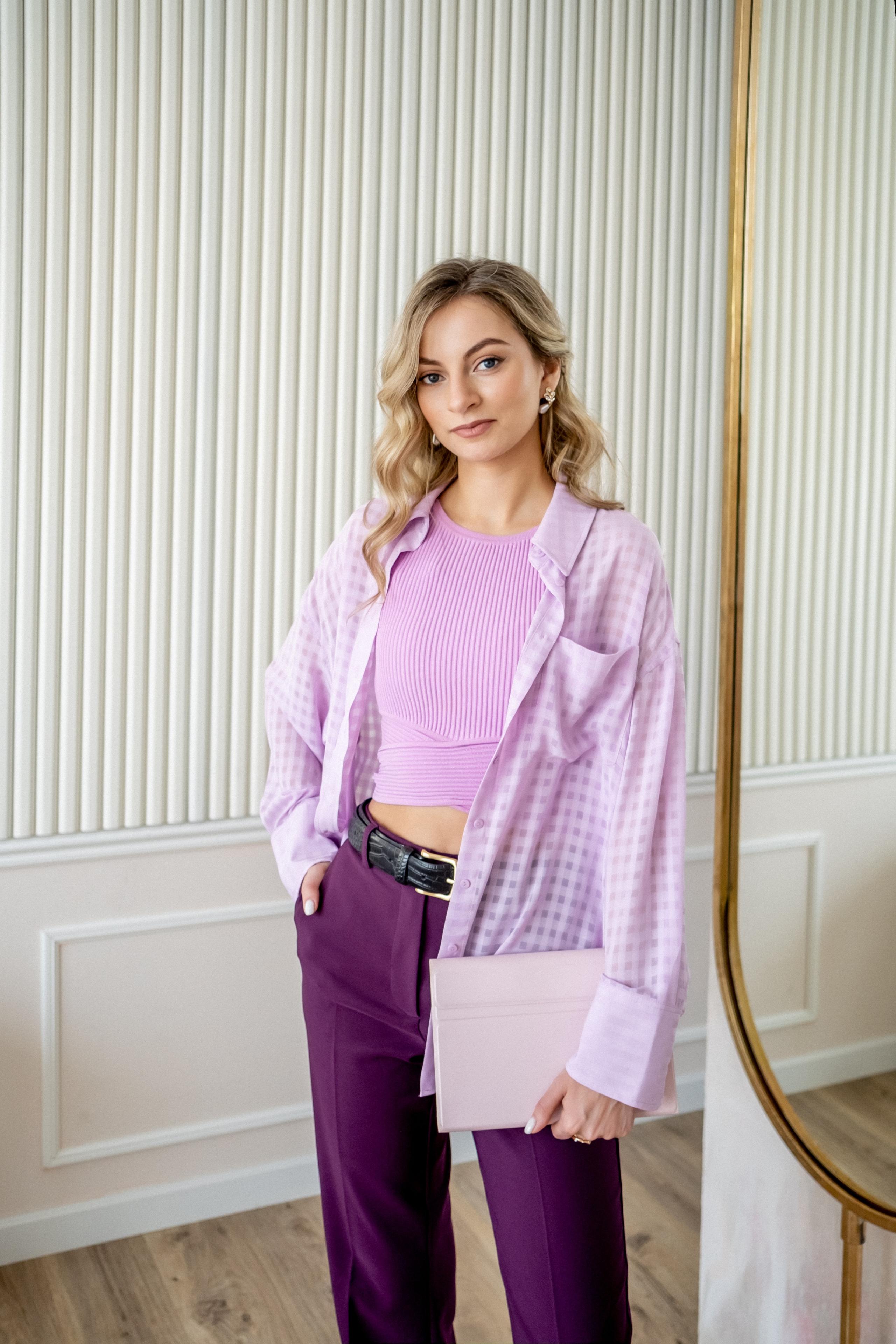 Юлия — вокалист, преподаватель, владелица школы вокала. Арт-стилист, визуализатор архетипических стратегий, психолог