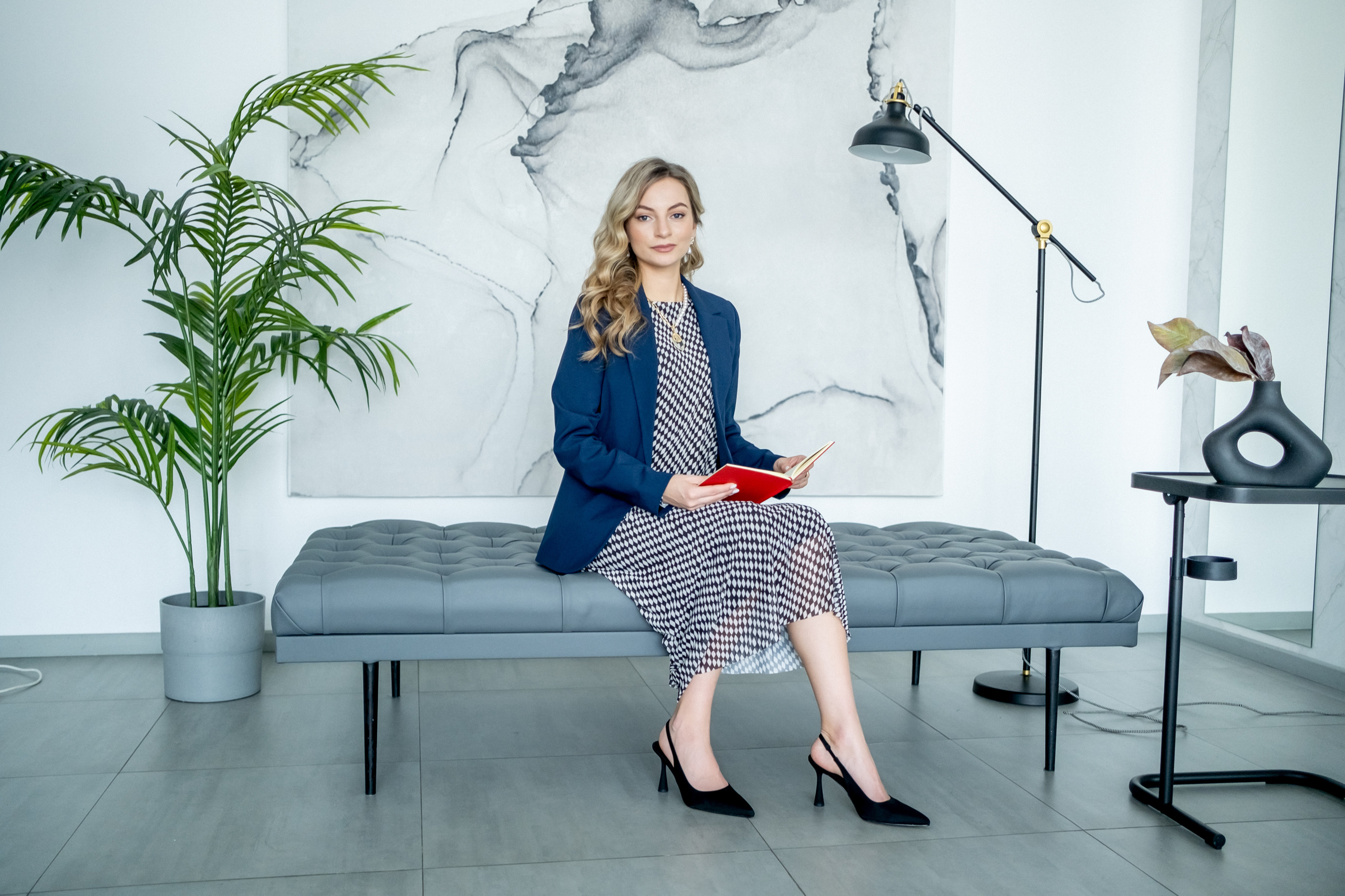 Юлия — вокалист, преподаватель, владелица школы вокала. Арт-стилист, визуализатор архетипических стратегий, психолог