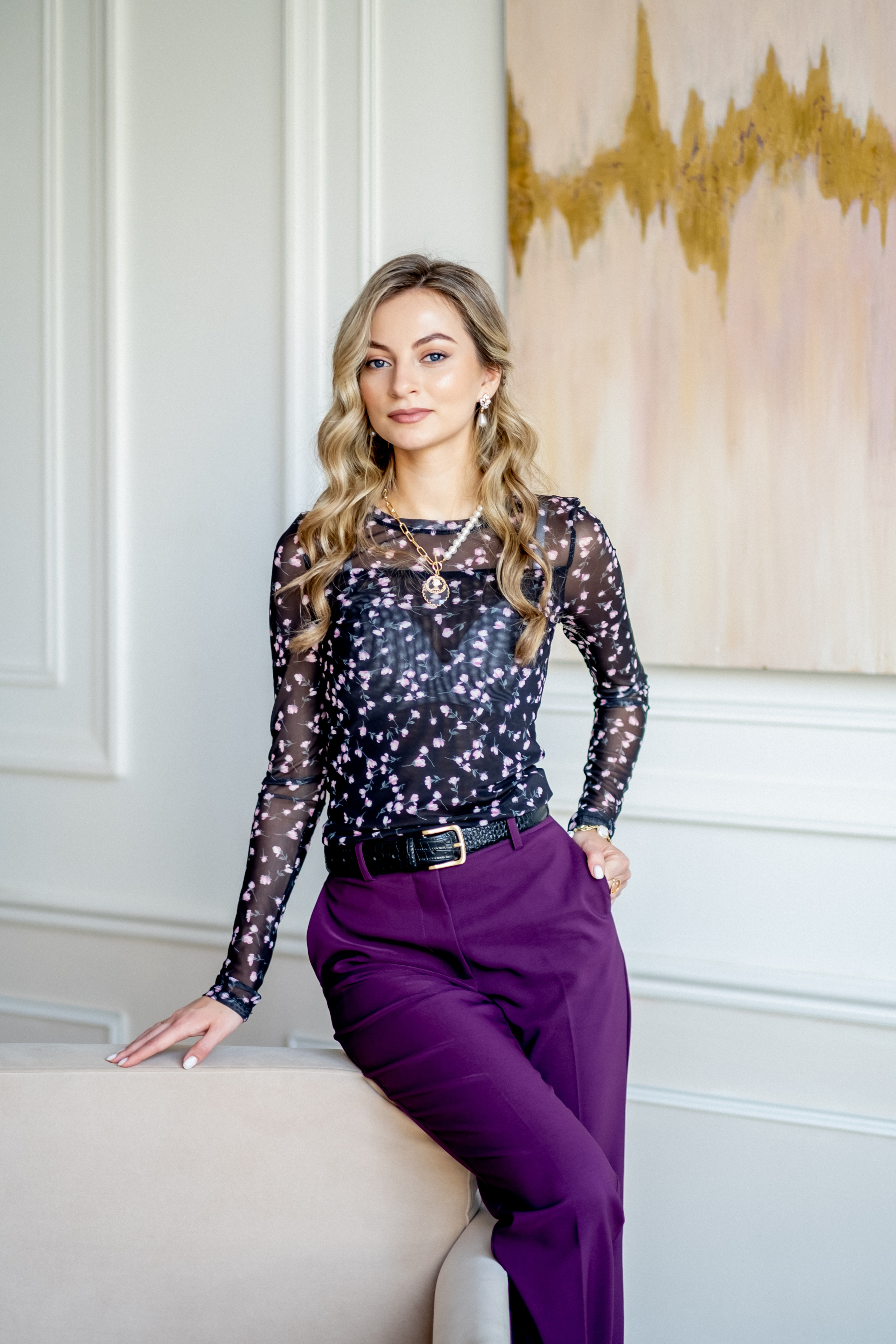 Юлия — вокалист, преподаватель, владелица школы вокала. Арт-стилист, визуализатор архетипических стратегий, психолог