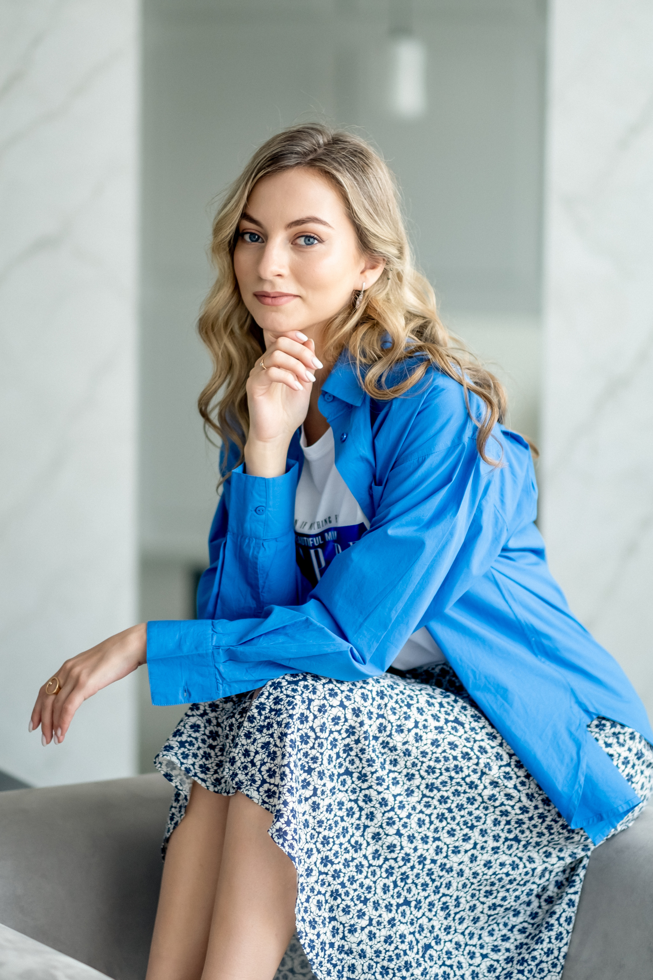 Юлия — вокалист, преподаватель, владелица школы вокала. Арт-стилист, визуализатор архетипических стратегий, психолог