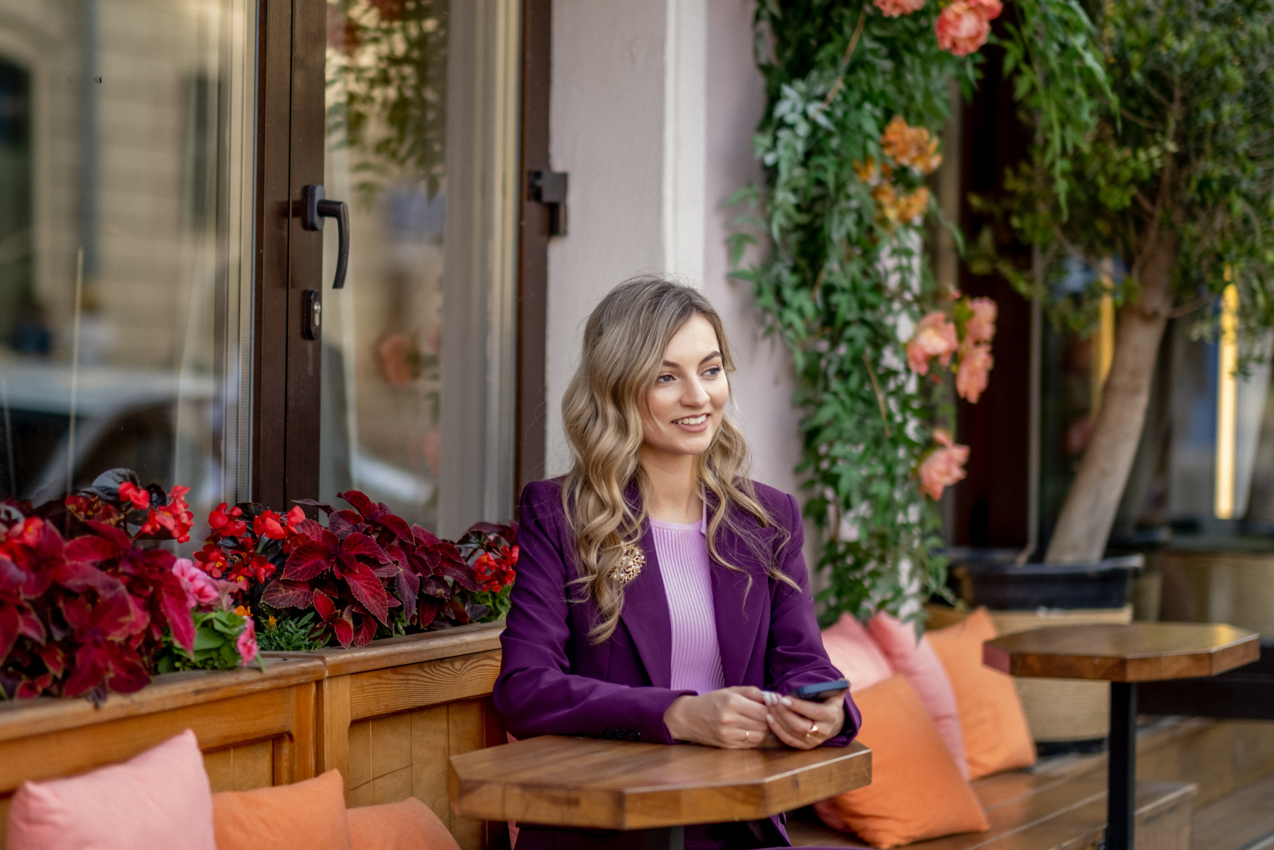 Юлия — вокалист, преподаватель, владелица школы вокала. Арт-стилист, визуализатор архетипических стратегий, психолог