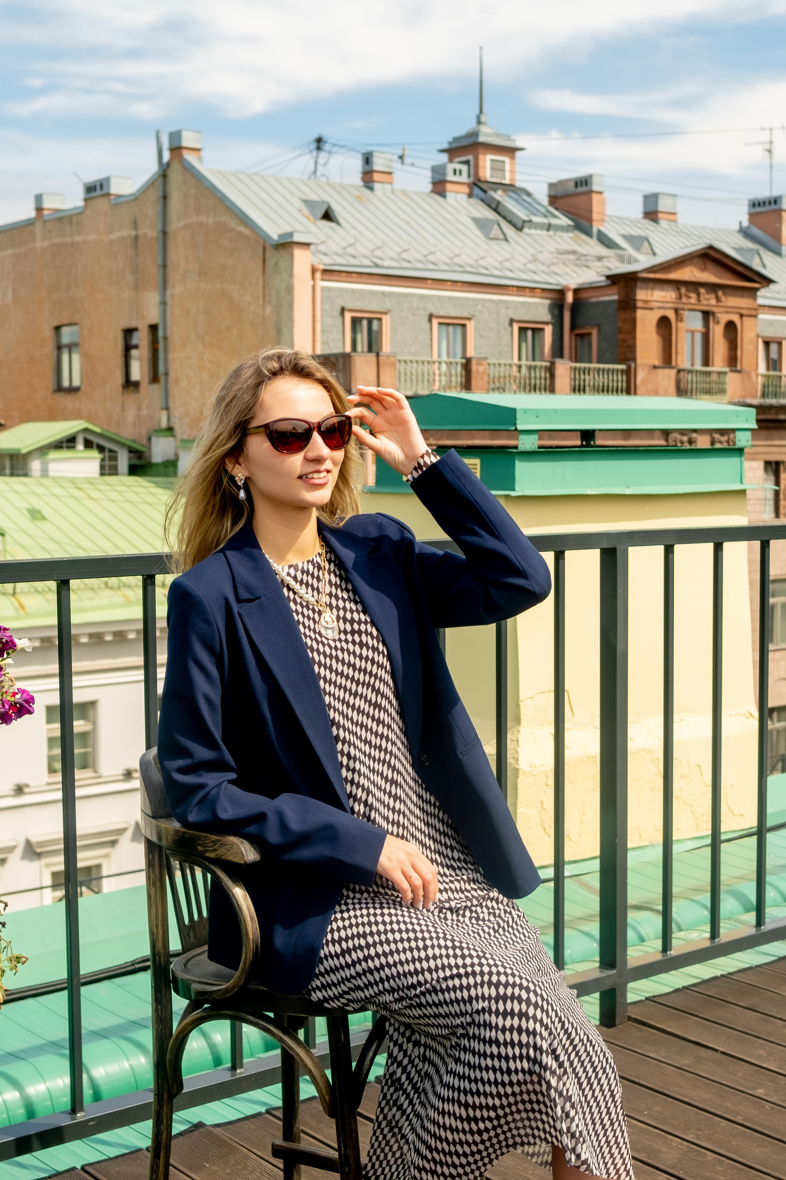 Юлия — вокалист, преподаватель, владелица школы вокала. Арт-стилист, визуализатор архетипических стратегий, психолог