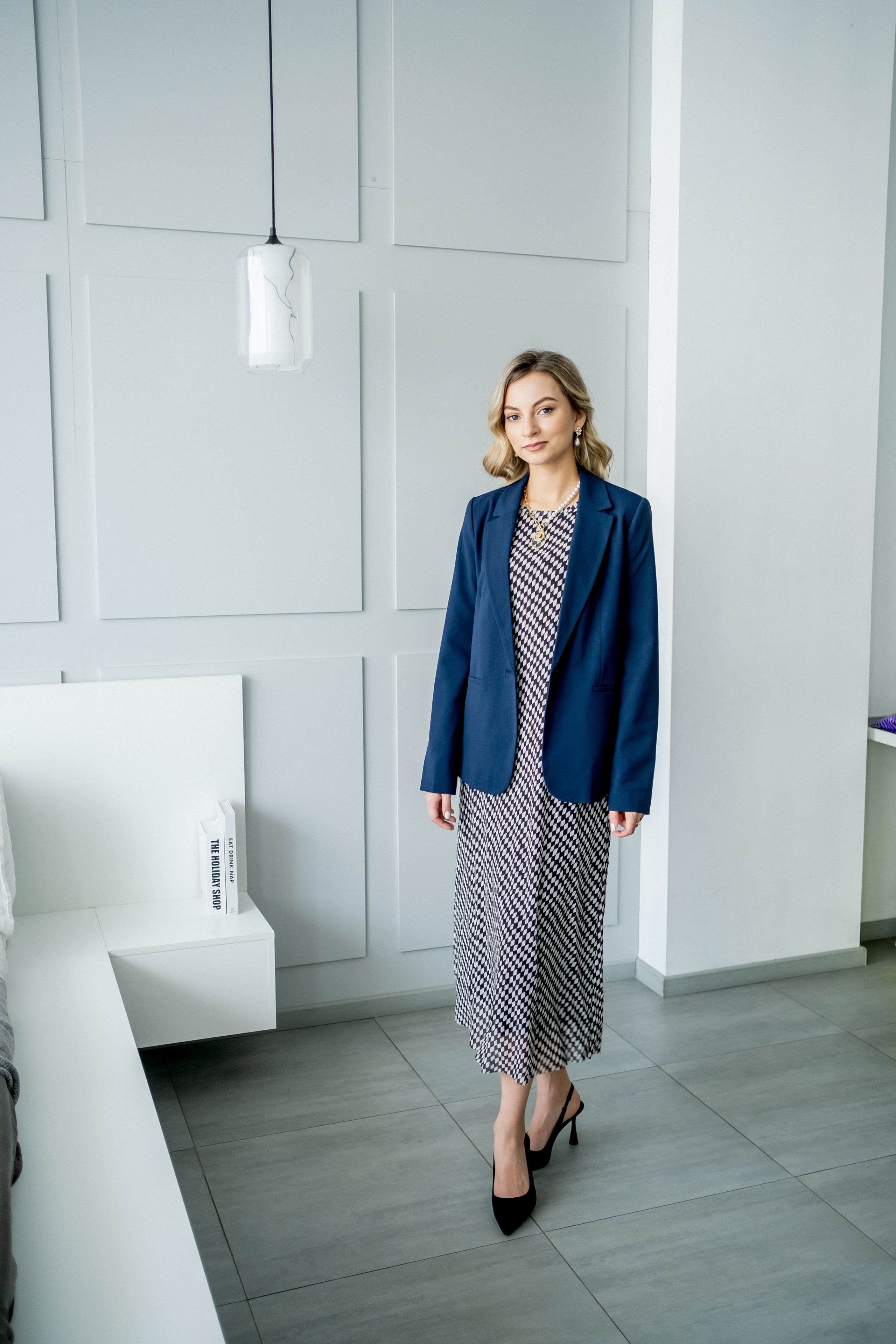 Юлия — вокалист, преподаватель, владелица школы вокала. Арт-стилист, визуализатор архетипических стратегий, психолог