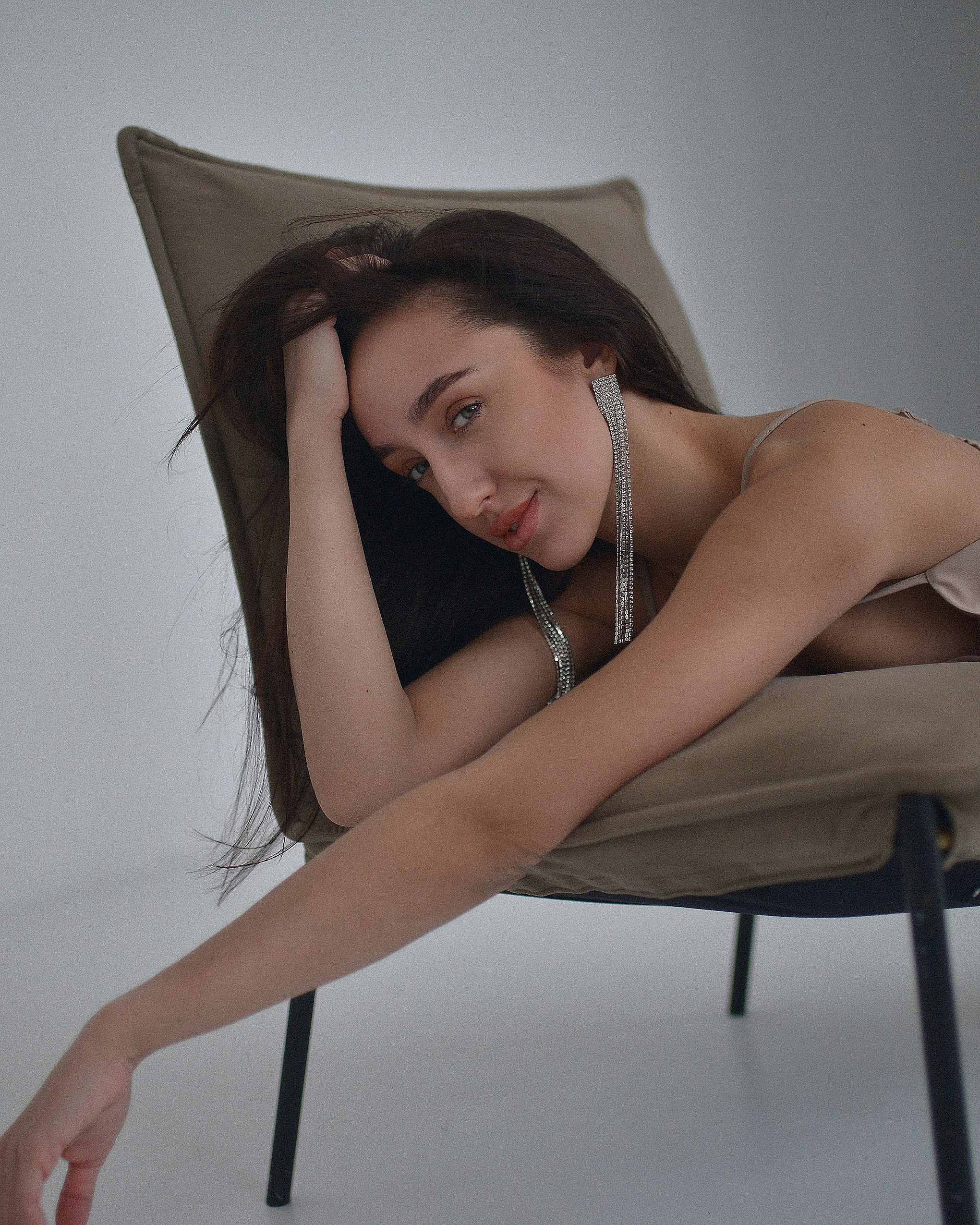 Студийная женственная фотосессия в циклораме. Портретный фотограф Дарья Едапина Новосибирск. Фотограф Дарья Едапина Новосибирск