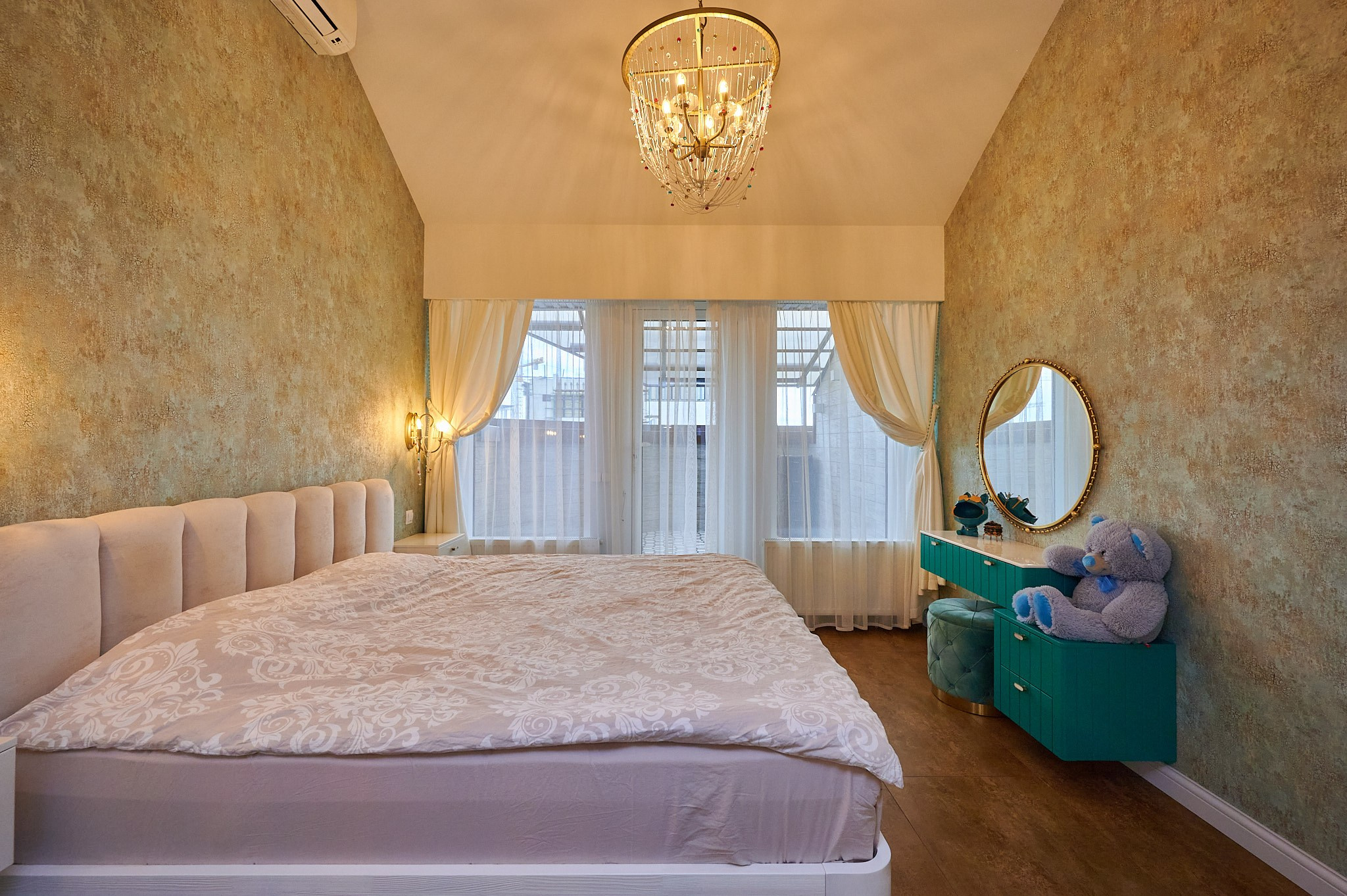 комната с большой кроватью и зеркалом для макияжа