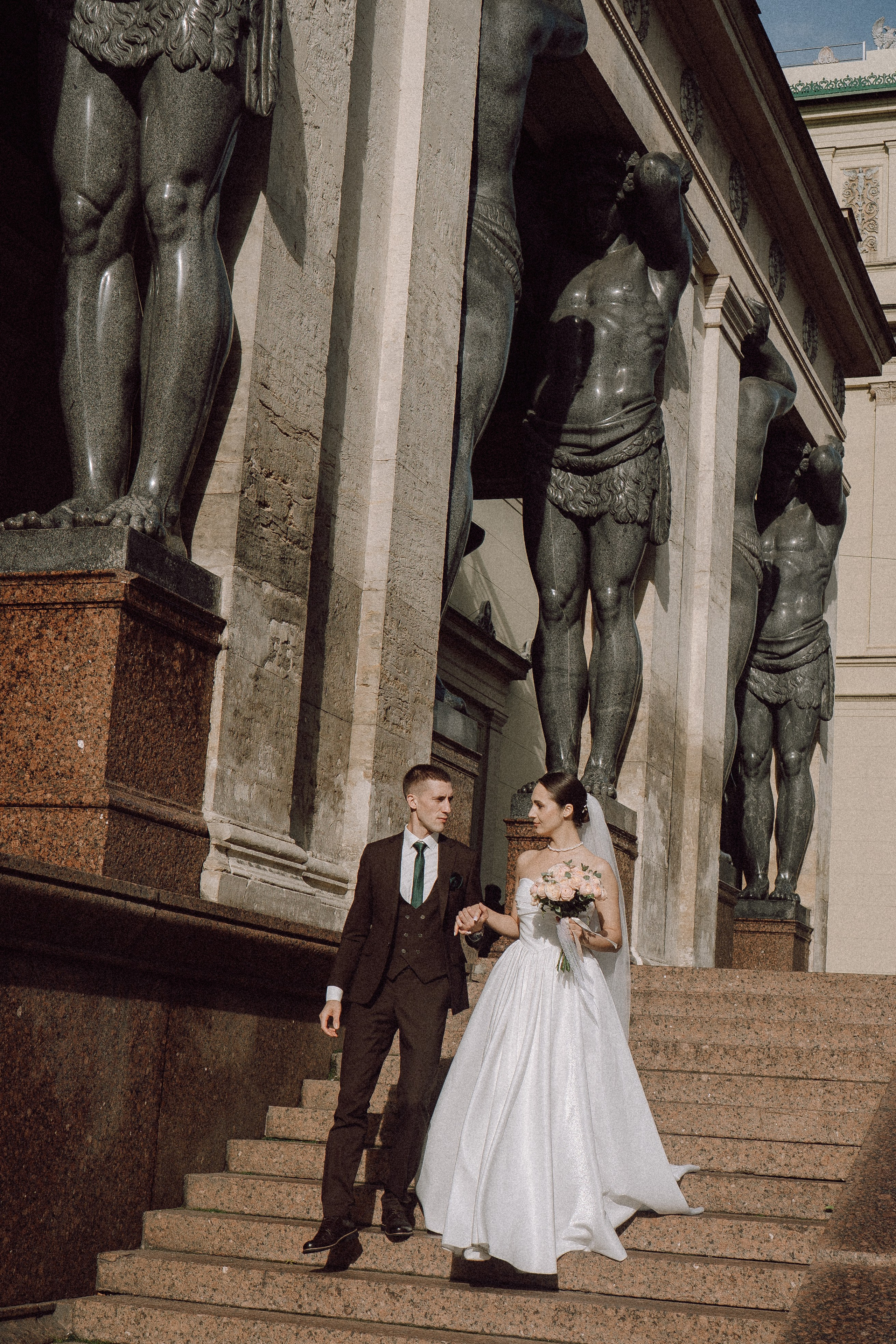 СВАДЕБНАЯ ПРОГУЛКА В САНТК-ПЕТЕРБУРГЕ (ИСАКИЕВСКИЙ СОБОР, ЗИМНЯЯ КАНАВКА, ЭРМИТАЖ И БОЛЬШАЯ МОРСКАЯ УЛИЦА). Профессиональный фотограф, Санкт-Петербург — Виктория Богомолова