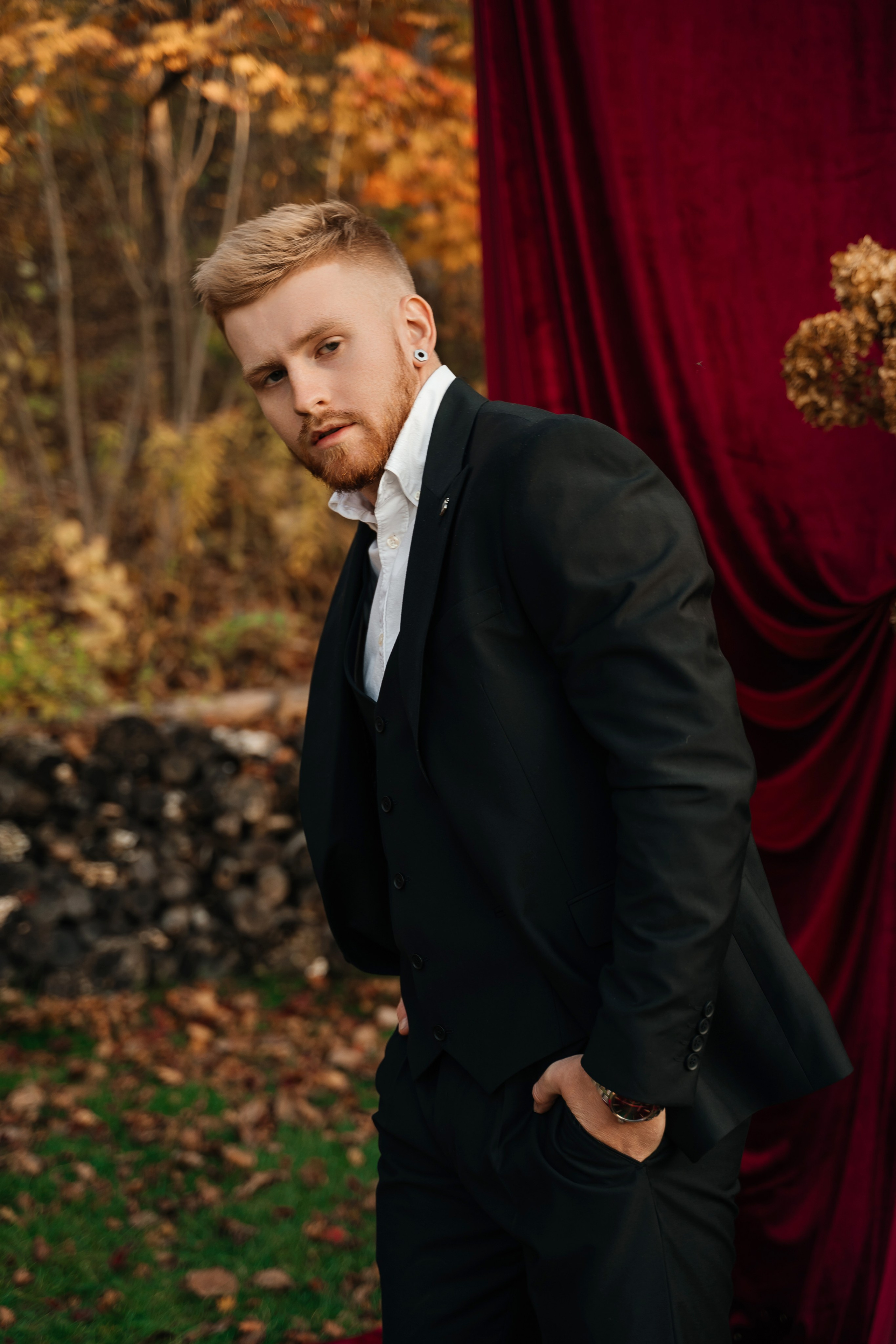 Свадебная церемония на фотозоне из красного бархата. Свадебный фотограф Елена Рякина