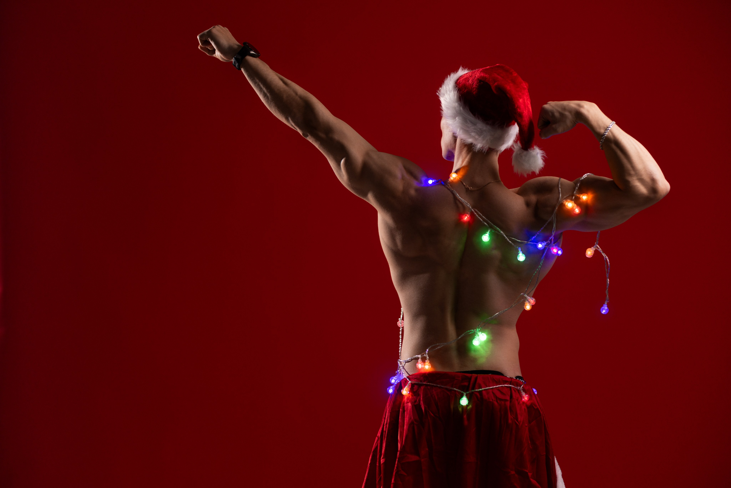 Новогодняя спортивная фотосессиия в студии в костюме деда мороза в Воронеже