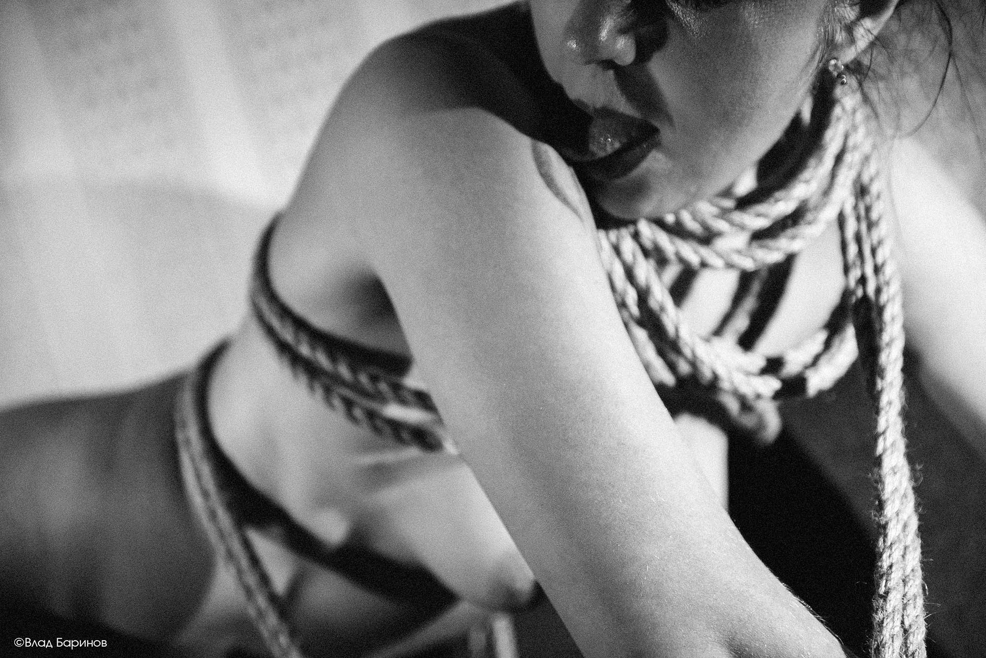 Эротическая фотосессия с бандажем